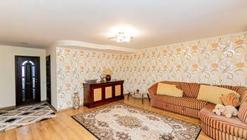https://images.proimobil.md/egTSblE8WKTaFL8mMk-401JTx0CYGgoiul5r3JWxQbA/resize:fill:350:198:1/gravity:ce/bG9jYWw6Ly8vZXN0YXRlL2xyLzE4MzJiMWRkLTBiMzMtNDU0NC05ODY3LWU4OGRmN2NlYWZhMC5qcGVn