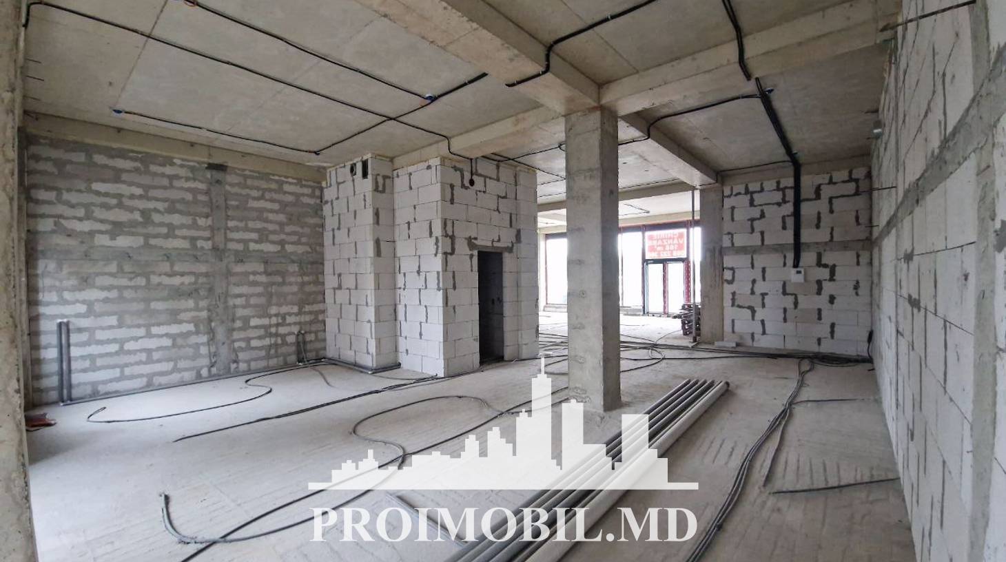 https://images.proimobil.md/esBvsY5L3z8ziURQ7NnbyI_pF8yhll1HVv51VWzUyT4/watermark:0.75:so:0:30:0.39/resize:fill:1460:816:1/gravity:ce/bG9jYWw6Ly8vZXN0YXRlL2xyLzlhNjdlYzI4LTA1NjQtNGI2NS04NzA4LWFkNThjMzI4MDE5Ny5qcGVn