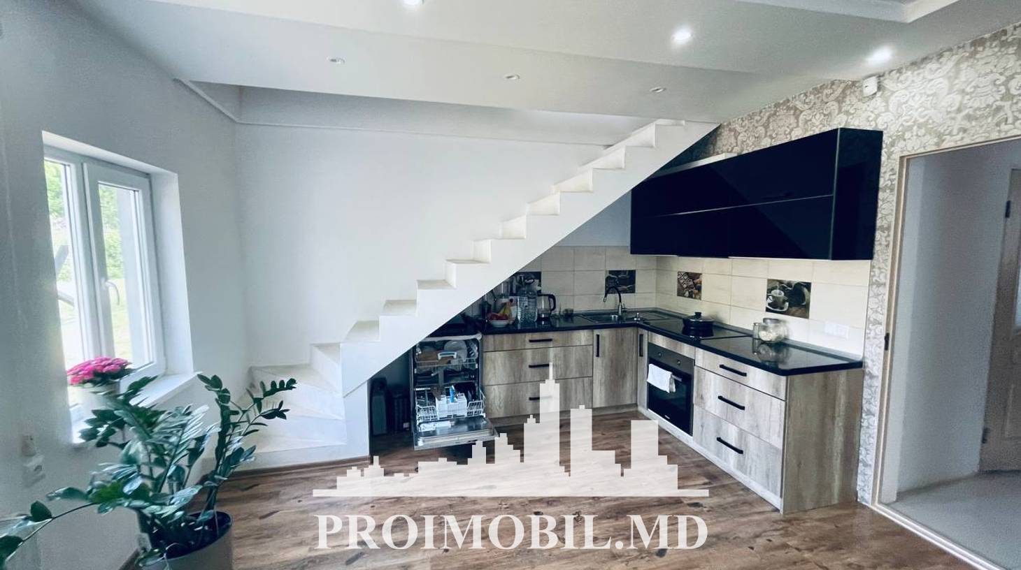https://images.proimobil.md/f2wRQ_F0IjaP2ncMi0bz8mxha4w_R5AY5BQjagZTOho/watermark:0.75:so:0:30:0.39/resize:fill:1460:816:1/gravity:ce/bG9jYWw6Ly8vZXN0YXRlL2xyLzY2NDg0ZjRkLWQyZGMtNGI0OC1iZGRhLTM1ZTEzOGY2MmE5OC5qcGVn