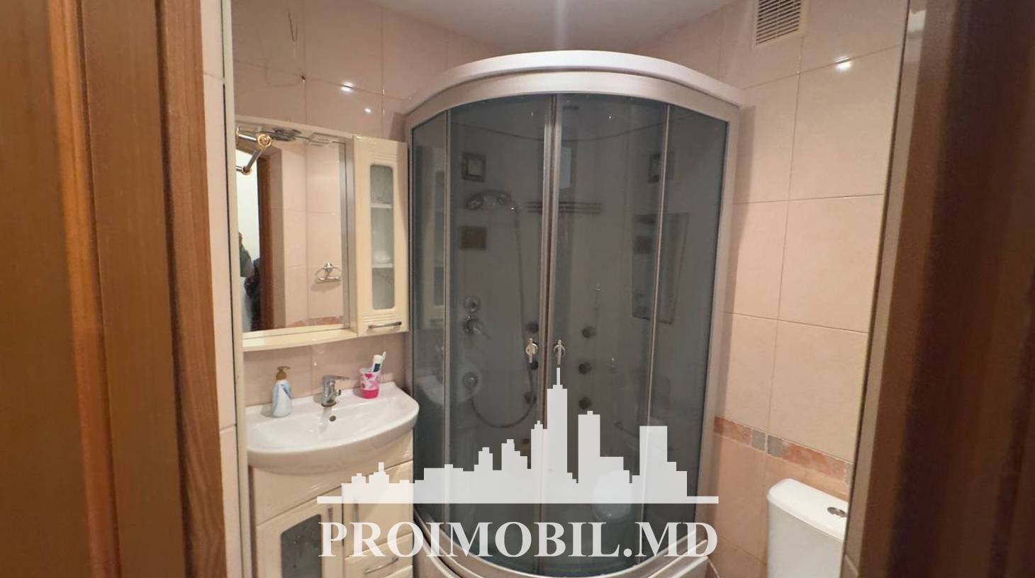 https://images.proimobil.md/fBwCQkDjYQBYiJ46EHBNxVN4Gjz_VneJdnEi-c4oKZE/watermark:0.75:so:0:30:0.39/resize:fill:1460:816:1/gravity:ce/bG9jYWw6Ly8vZXN0YXRlL2xyL2NjYWNlMzU5LTRhYTAtNDRjYy1hODM5LTZmODcwMGUzNzllZS5qcGVn