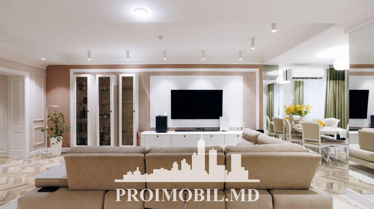 https://images.proimobil.md/fNCTXm-OvCvBY0CXA7Rp7RXT_SDEnp4b8xQ1MovoxZc/watermark:0.75:so:0:30:0.39/resize:fill:1460:816:1/gravity:ce/bG9jYWw6Ly8vZXN0YXRlL2xyLzNhYWZlMzM0LWFlZjUtNDkwMi1iMGRhLWUyZTZjMzFjOTFiZi5qcGVn
