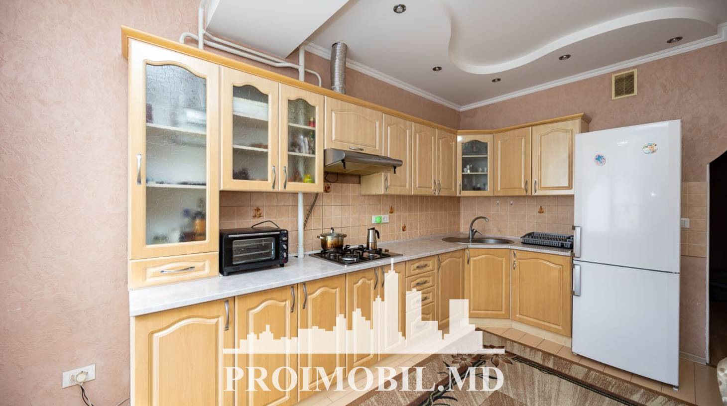 https://images.proimobil.md/fQeBIPDiqT-R-QZuvDjkEG8jiHo9CviLrZGOMfVvzIs/watermark:0.75:so:0:30:0.39/resize:fill:1460:816:1/gravity:ce/bG9jYWw6Ly8vZXN0YXRlL2xyLzBjMzVhMzc2LWM0NWMtNGJiZi1hYjk1LTZlMjE2NTY5YWExMy5qcGVn