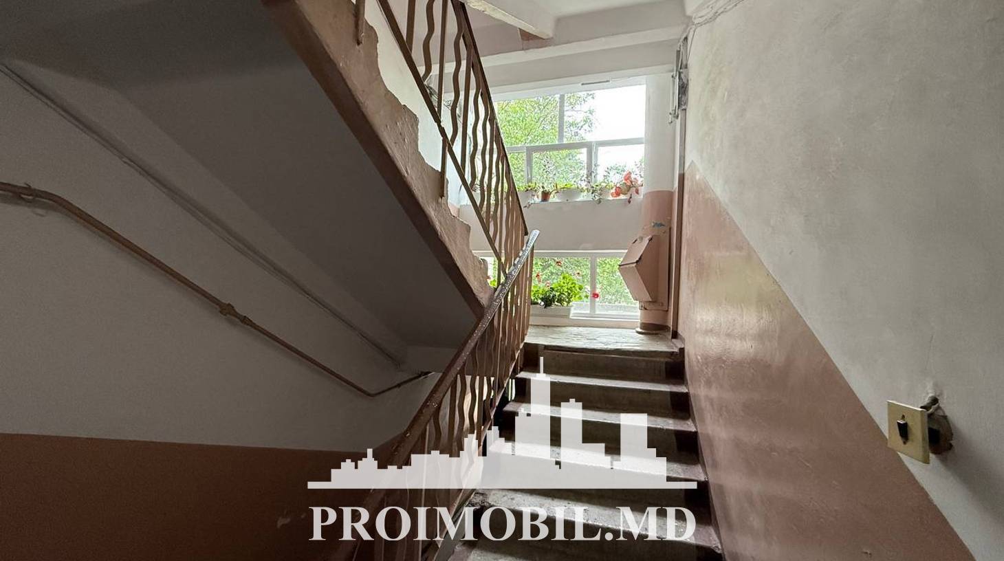 https://images.proimobil.md/fU1MGuEigosJVgUyI73WCgFQFM-sXVqw8J_pAPAuI3M/watermark:0.75:so:0:30:0.39/resize:fill:1460:816:1/gravity:ce/bG9jYWw6Ly8vZXN0YXRlL2xyLzVkNTJjNmNiLWFkM2EtNDVmMi04NjRjLTVlMzVmZTFlZTdlOC5qcGVn
