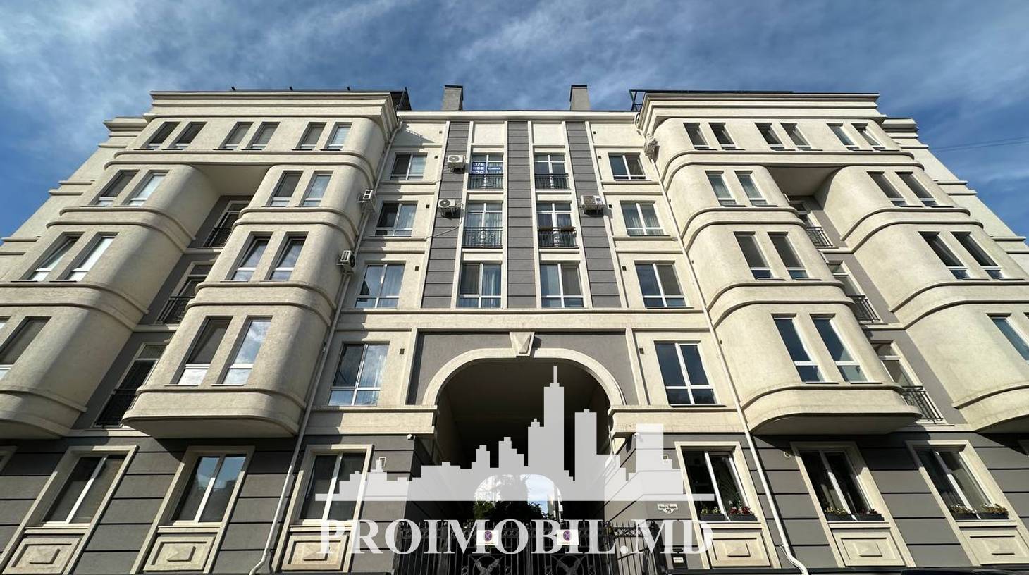 https://images.proimobil.md/fmOQSSG3RKb2k9XeaQVLRAn5KZEgilX43y4KvSziQp0/watermark:0.75:so:0:30:0.39/resize:fill:1460:816:1/gravity:ce/bG9jYWw6Ly8vZXN0YXRlL2xyL2NjYWM2OGMxLTEzNGEtNDA1My1iZmFhLTg0NTIxZmRmNTAxYy5qcGVn