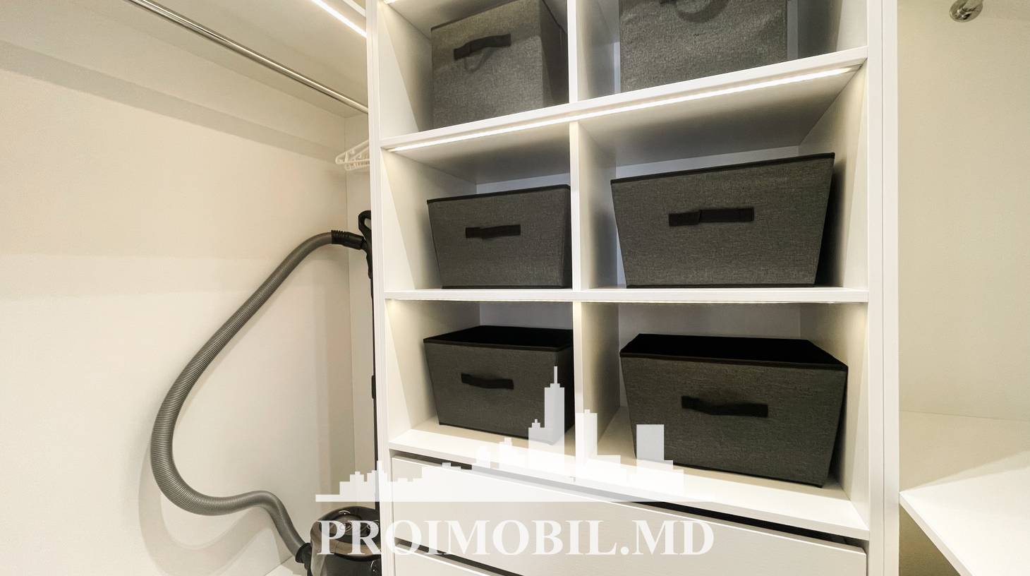 https://images.proimobil.md/g7NihRjEuSQDbArCkyxFkc-i36lvT2A-b1THbE5sg5A/watermark:0.75:so:0:30:0.39/resize:fill:1460:816:1/gravity:ce/bG9jYWw6Ly8vZXN0YXRlL2xyL2NiYzY4MWUxLTQ3ZDYtNGZlOS1hOGJmLWE4NWE2ZWUxZGZmYi5qcGVn