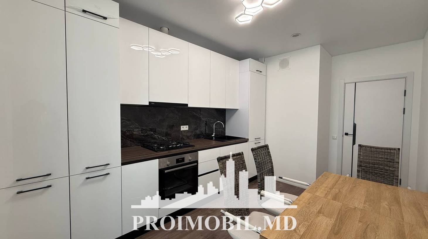 https://images.proimobil.md/gBYfSPBYtyGJxGQ1I-kedW5oY6IuwJBV7xXyuemN0sI/watermark:0.75:so:0:30:0.39/resize:fill:1460:816:1/gravity:ce/bG9jYWw6Ly8vZXN0YXRlL2xyLzVkY2VkNzI3LWE4OTktNGYxMi04MTE3LWYwYTM2NDhlYTg5NS5qcGVn