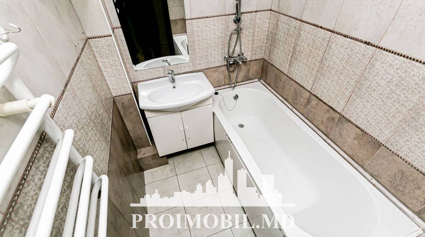 https://images.proimobil.md/gD_Xcy4oX3ySeEztSoPZHuOTMRmh-XNaJ4A8rV_QKPo/watermark:0.75:so:0:30:0.39/resize:fill:1460:816:1/gravity:ce/bG9jYWw6Ly8vZXN0YXRlL2xyLzUwNmQzZTQwLTYyYjktNDE3ZC1iOGE3LWJmYzRkZDIwMTUzNy5qcGVn