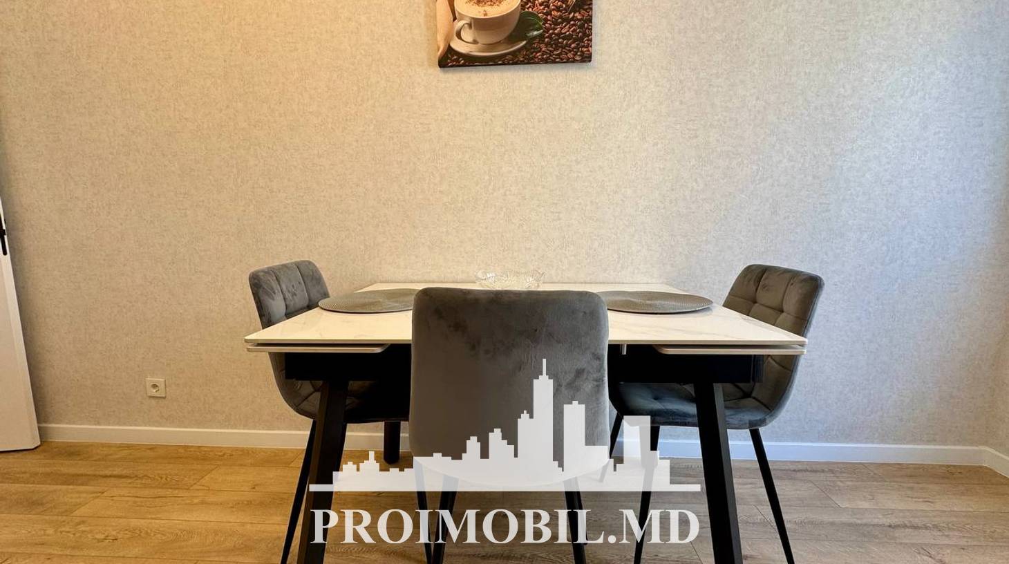 https://images.proimobil.md/gJ17-WXbvU3PV8pm4QvxO2q6U-F6Hud5NVQYnQ3XyhQ/watermark:0.75:so:0:30:0.39/resize:fill:1460:816:1/gravity:ce/bG9jYWw6Ly8vZXN0YXRlL2xyLzY1NTc0MTU2LWJkZjQtNDU4ZS1hYjg1LTBhNDc4ZmZmN2VjZi5qcGVn