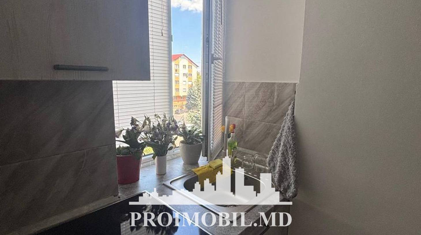 https://images.proimobil.md/gKSJ70VuoZNCR9pCbwpJaML5RdtK_n2r-7O-qZI3-mc/watermark:0.75:so:0:30:0.39/resize:fill:1460:816:1/gravity:ce/bG9jYWw6Ly8vZXN0YXRlL2xyLzcwMDBjMWQyLThjNmUtNGM1ZS05OWZkLTRiNWYzY2E5ZDkxYS5qcGVn