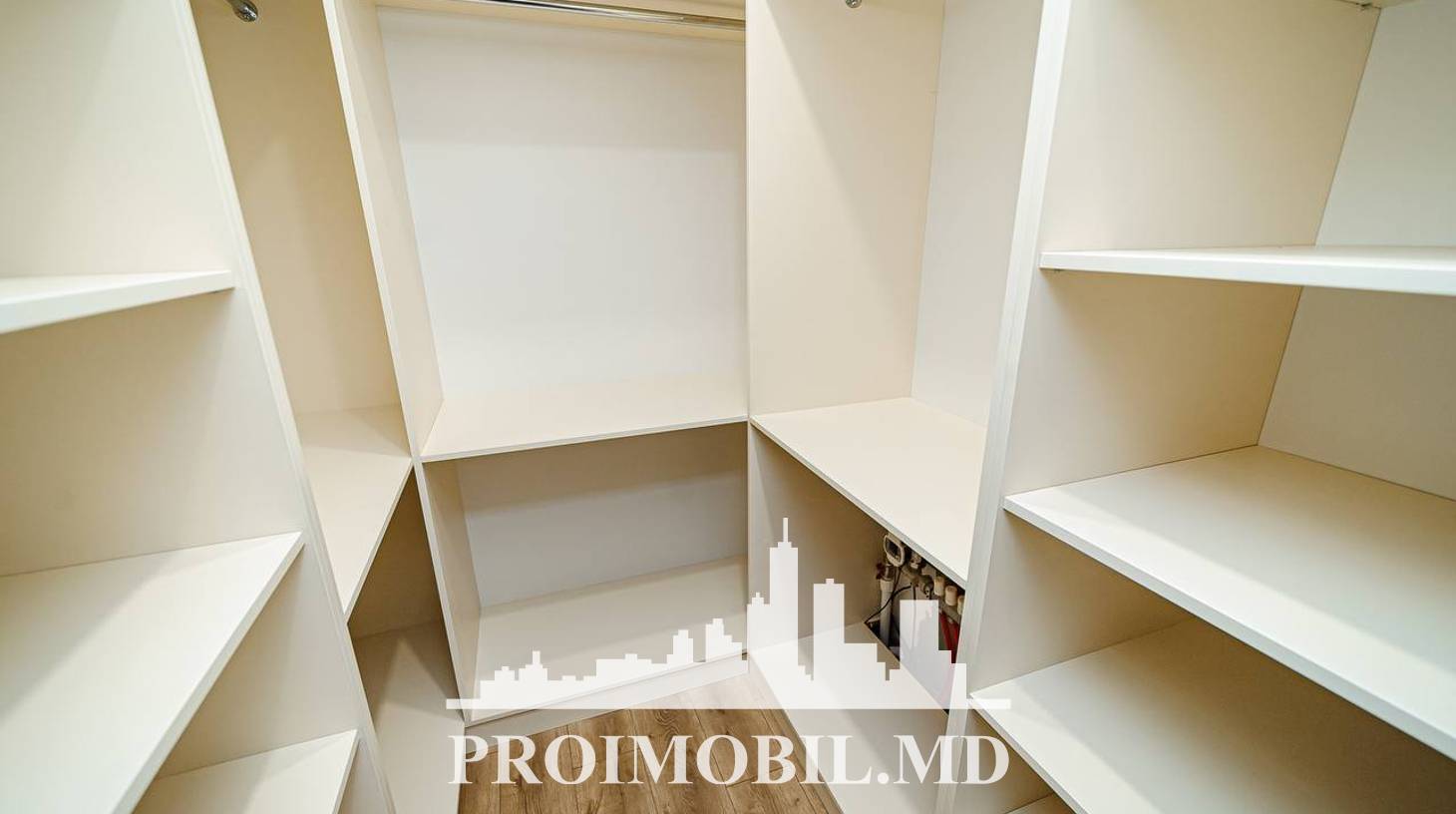 https://images.proimobil.md/ga17SYSAQ7cQ6x8_vAoZMO_KQzTDA8VSdWzl4oHyRJU/watermark:0.75:so:0:30:0.39/resize:fill:1460:816:1/gravity:ce/bG9jYWw6Ly8vZXN0YXRlL2xyLzAyMzk5ZDhiLWZlNjEtNDE3ZS1iMjRlLTRiNmQ2NjIwNmM5ZS5qcGVn