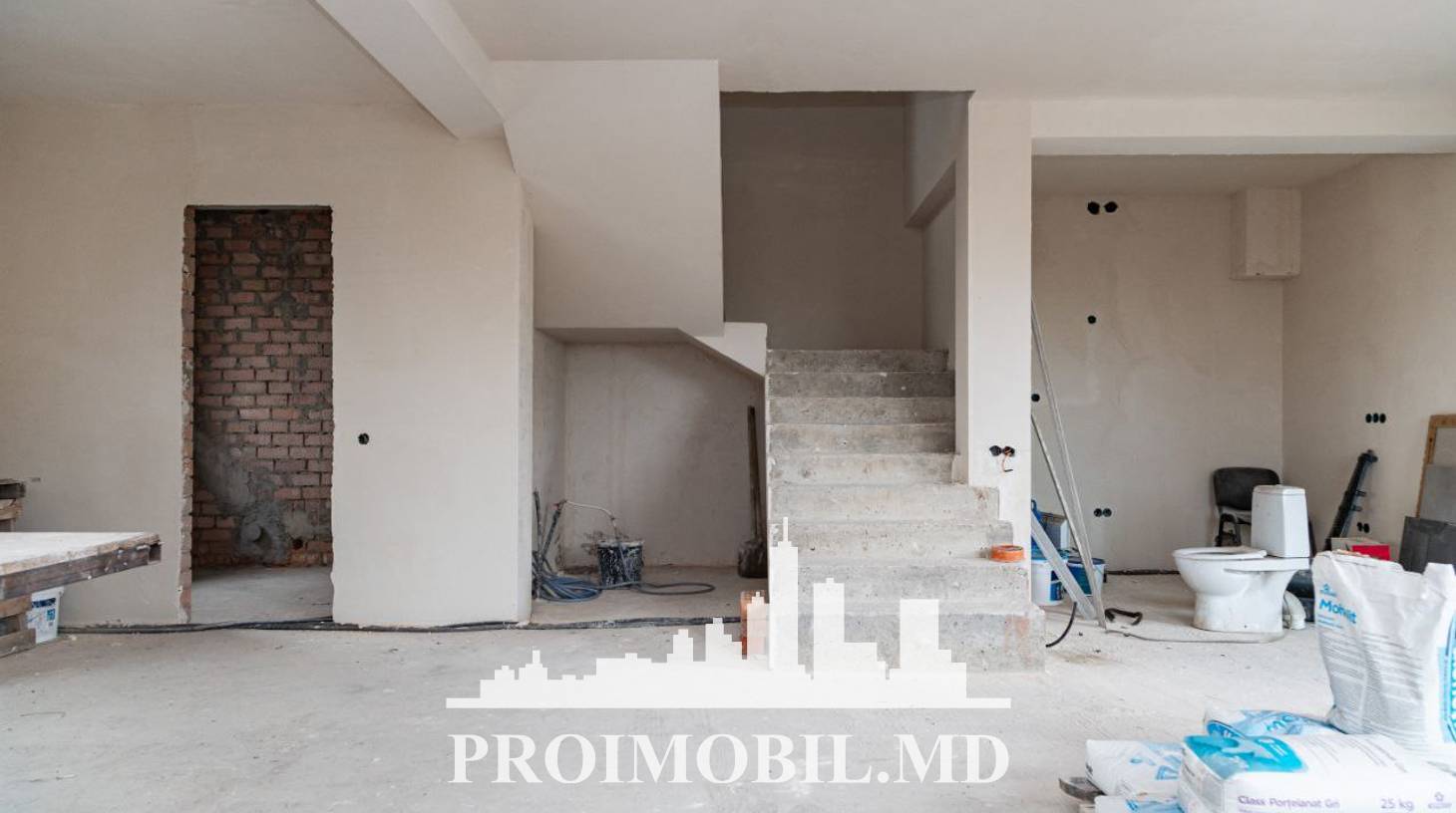 https://images.proimobil.md/gbyxAchrd2ZteJM5cEZ_1tq1MX1OvcOLOtz1rLOqyVQ/watermark:0.75:so:0:30:0.39/resize:fill:1460:816:1/gravity:ce/bG9jYWw6Ly8vZXN0YXRlL2xyL2VkMjBlOGViLTA5NWYtNDJlZS04NTBiLWFmZDk5YTg2ZDkxYy5qcGVn