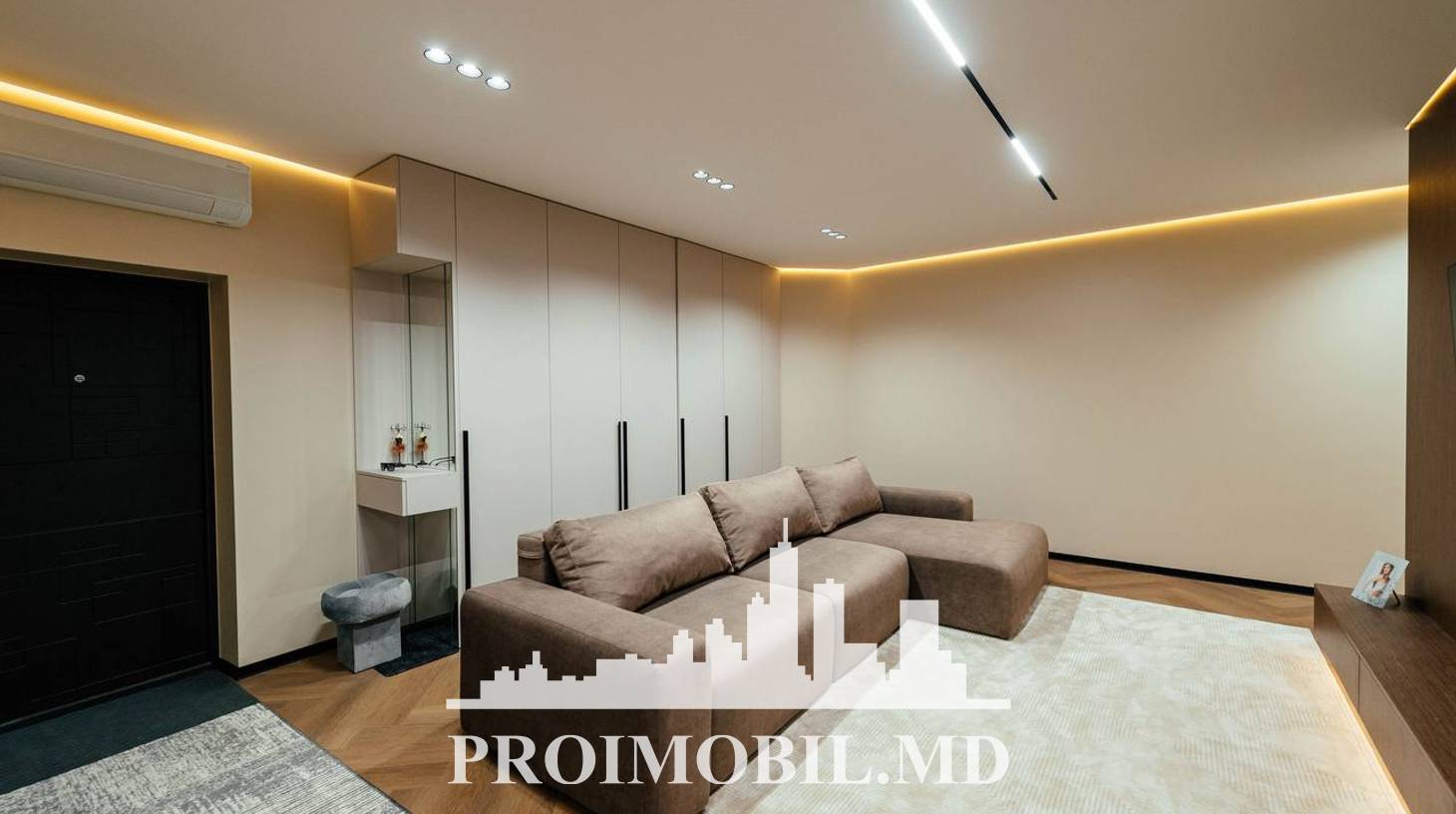 https://images.proimobil.md/gc2kB7KmegonfUHdCLj2Db-TpyGhjLmIOX0U38oWk4I/watermark:0.75:so:0:30:0.39/resize:fill:1460:816:1/gravity:ce/bG9jYWw6Ly8vZXN0YXRlL2xyLzBlZTRlMWU5LWRlMjktNGE5NC04MTJkLWJhZmI5YjFiNWU4Yy5qcGVn