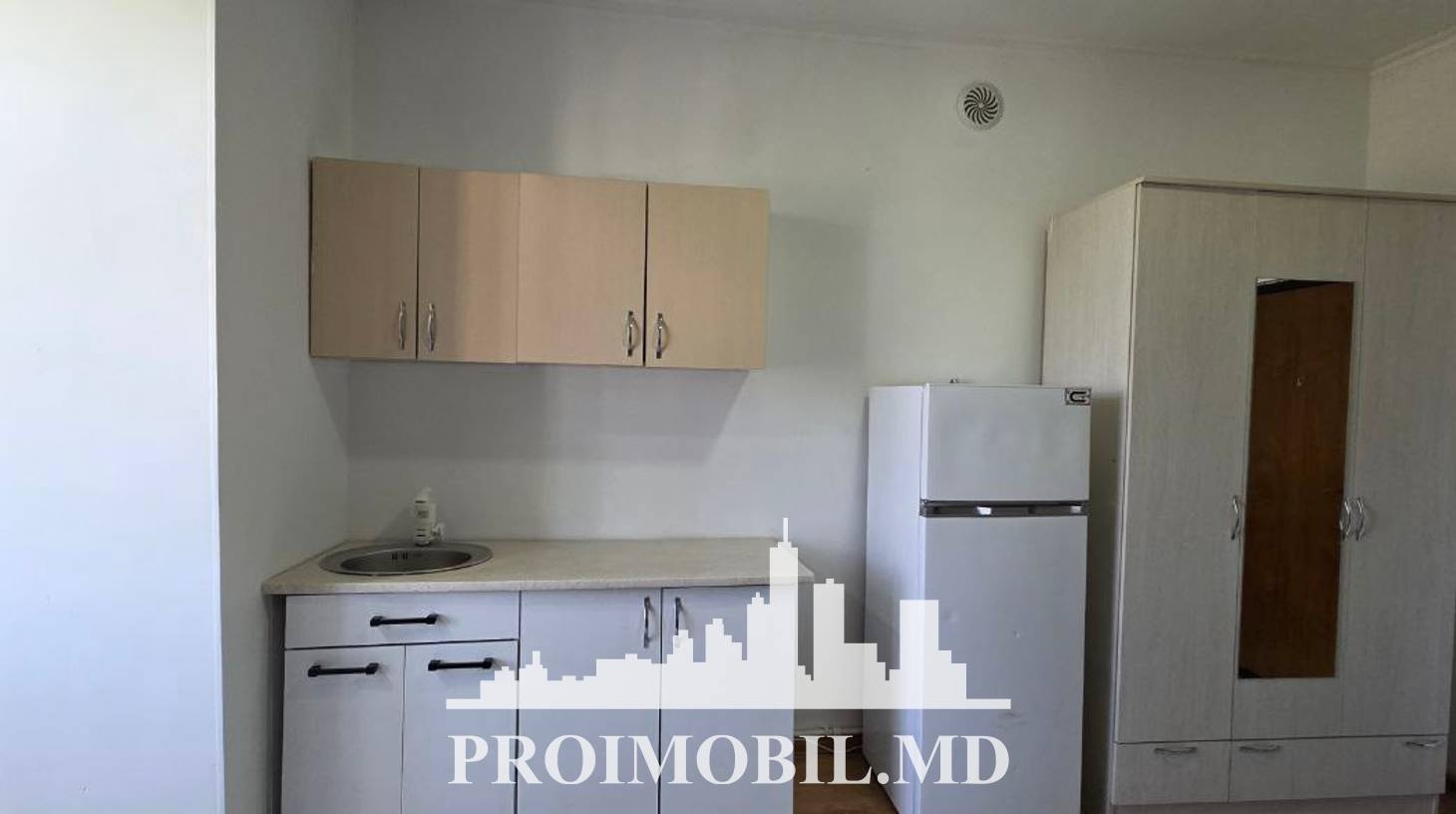 https://images.proimobil.md/gp6kAi3ny7loQNFoAo817lMzkmHYpR0chPb50Z8nhhk/watermark:0.75:so:0:30:0.39/resize:fill:1460:816:1/gravity:ce/bG9jYWw6Ly8vZXN0YXRlL2xyLzY3ZjQ5ZGQyLTcwYTItNDI4NC04ODJlLTI0OWY0MTY2MmQwNC5qcGVn