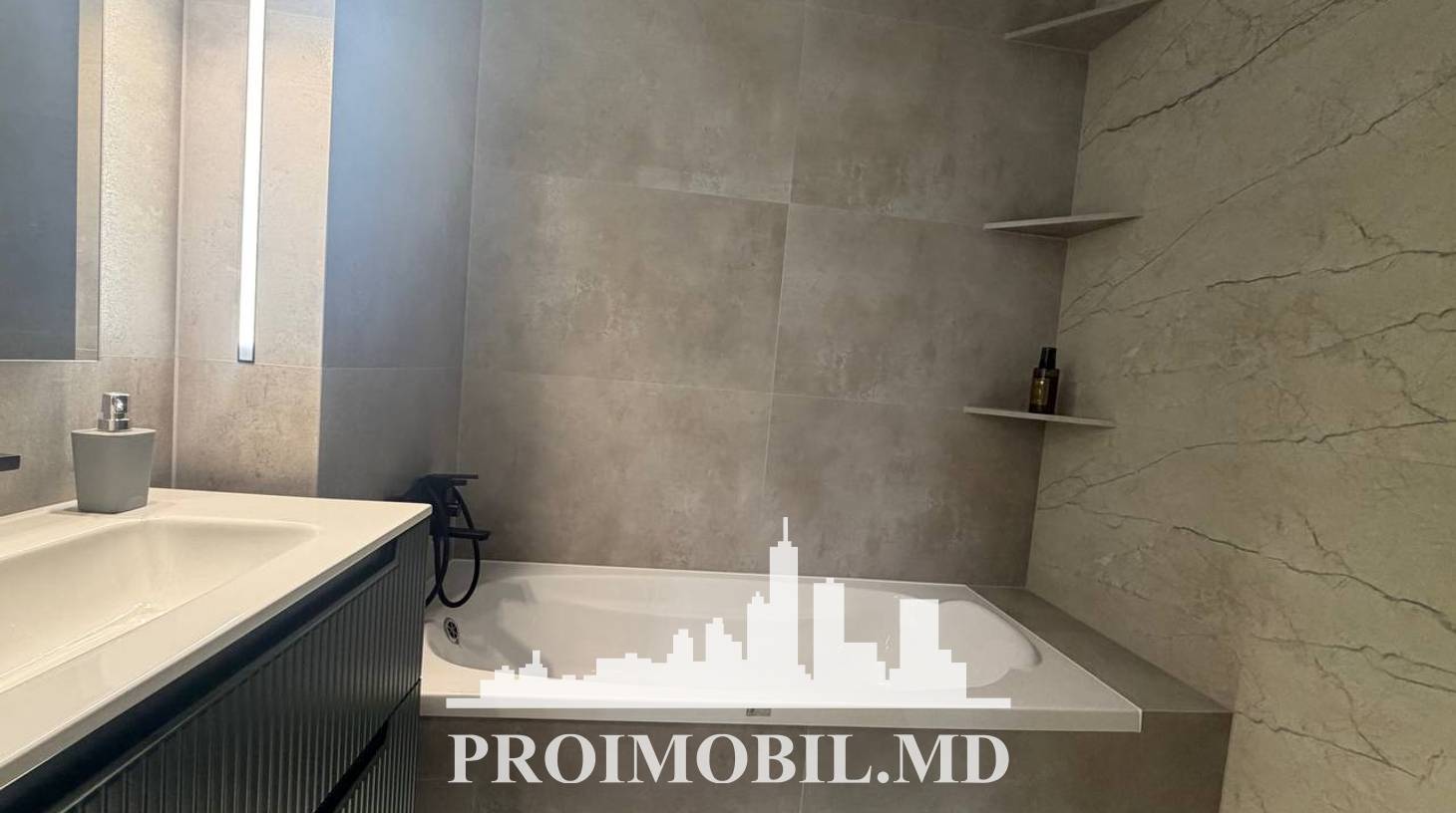 https://images.proimobil.md/h-SFnn5clsG0IyON2HKIZdoNV7GRJkZBeo9MU05_LiI/watermark:0.75:so:0:30:0.39/resize:fill:1460:816:1/gravity:ce/bG9jYWw6Ly8vZXN0YXRlL2xyL2MyM2ZhNDNiLTE4YTgtNDJiNi05ZjhiLWVkNDU4NDdjNWEzMS5qcGVn