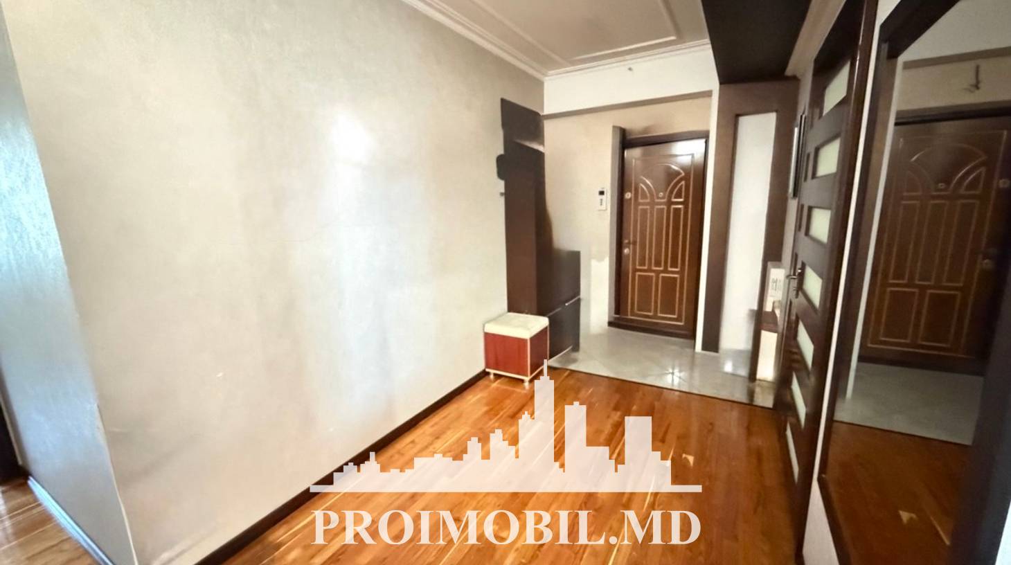 https://images.proimobil.md/h6M056X_Bkw8CuJLCaK4R0jtahm4qOlb79myfhklY5A/watermark:0.75:so:0:30:0.39/resize:fill:1460:816:1/gravity:ce/bG9jYWw6Ly8vZXN0YXRlL2xyL2I0YWJlZDEzLWRmM2YtNDhkYi1hNTMwLWNkYjhiYzBjNjY5Mi5qcGVn