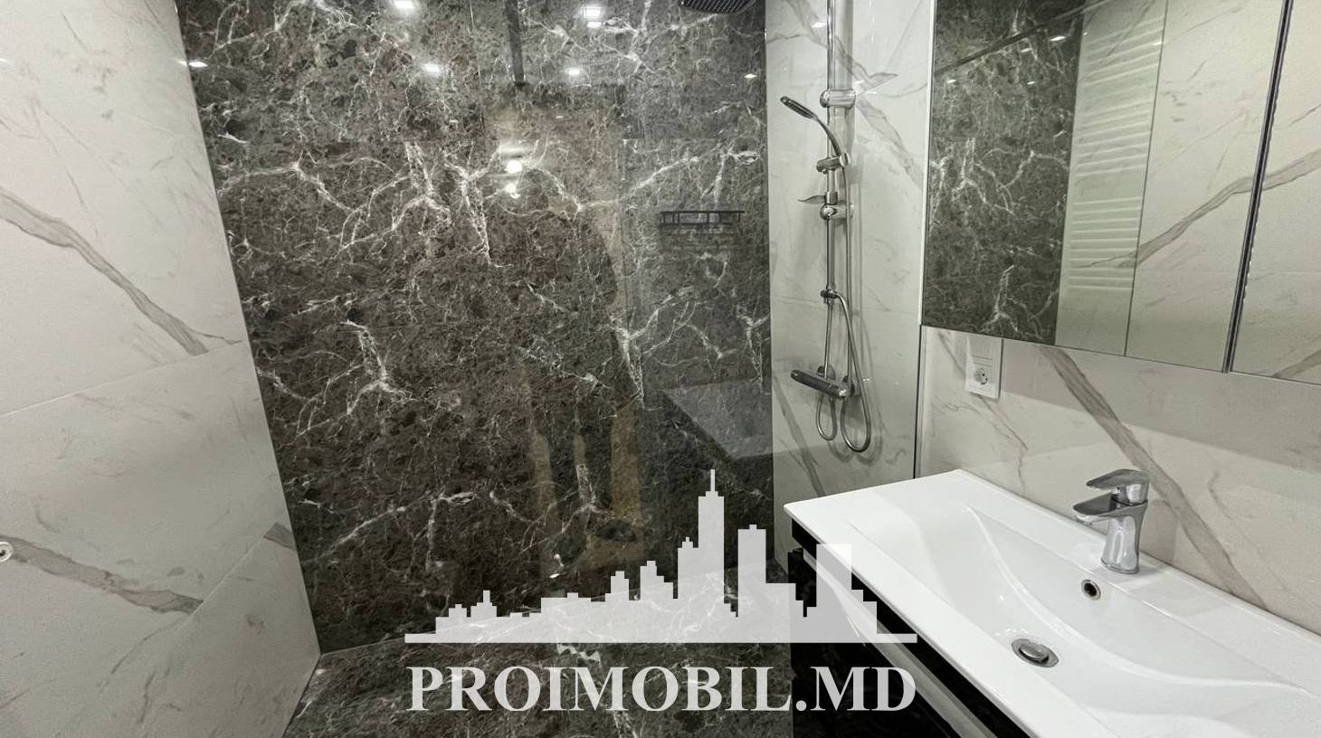 https://images.proimobil.md/h8woNRRVDxApDdZbyQra7kmbndZsvhncqKQzXKR12Ro/watermark:0.75:so:0:30:0.39/resize:fill:1460:816:1/gravity:ce/bG9jYWw6Ly8vZXN0YXRlL2xyLzc1OTYzODlmLTBhMDYtNDNhMy05OTEwLTA3YWZlMzhkZmRlOC5qcGVn