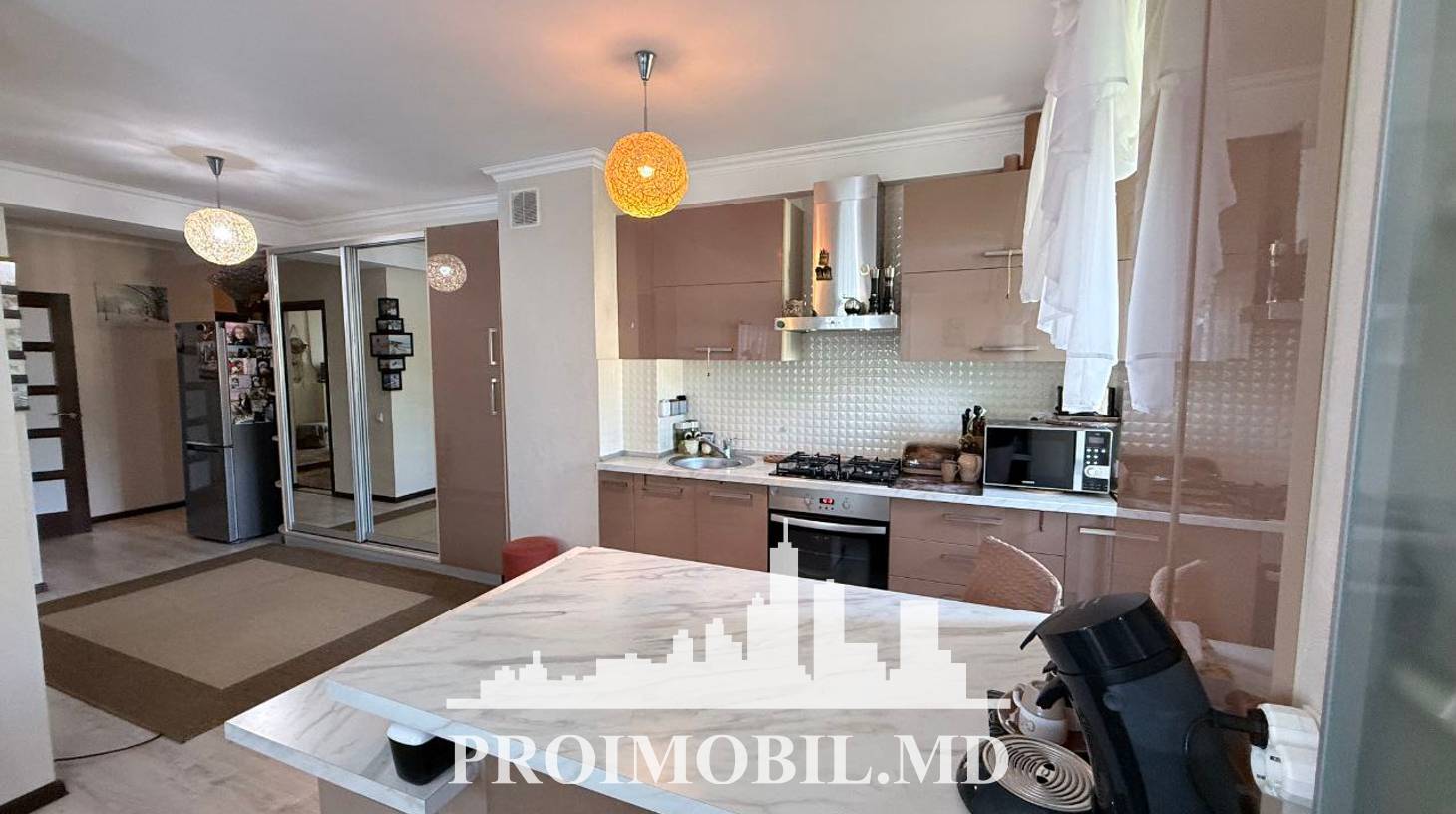 https://images.proimobil.md/hEGRA0EsyXIVYPHqg0Twb3_jLke8kUQ2f0Oo0vxnxdA/watermark:0.75:so:0:30:0.39/resize:fill:1460:816:1/gravity:ce/bG9jYWw6Ly8vZXN0YXRlL2xyL2ZlOWFlZGYwLWYzNTQtNGMxMi1iOWRlLTQ4OTI1NzA4YmMyMi5qcGVn