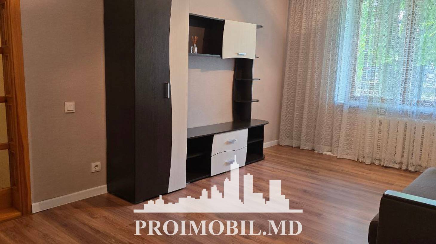 https://images.proimobil.md/hYcgFiKQC5joJB8b-Exjw0Q2tXzaeo5dc4RHF57Zt44/watermark:0.75:so:0:30:0.39/resize:fill:1460:816:1/gravity:ce/bG9jYWw6Ly8vZXN0YXRlL2xyL2VhYzlhZTM0LTgxMDMtNDkxMi05MDU1LTg5NWI3YjdmNTg5NS5qcGVn