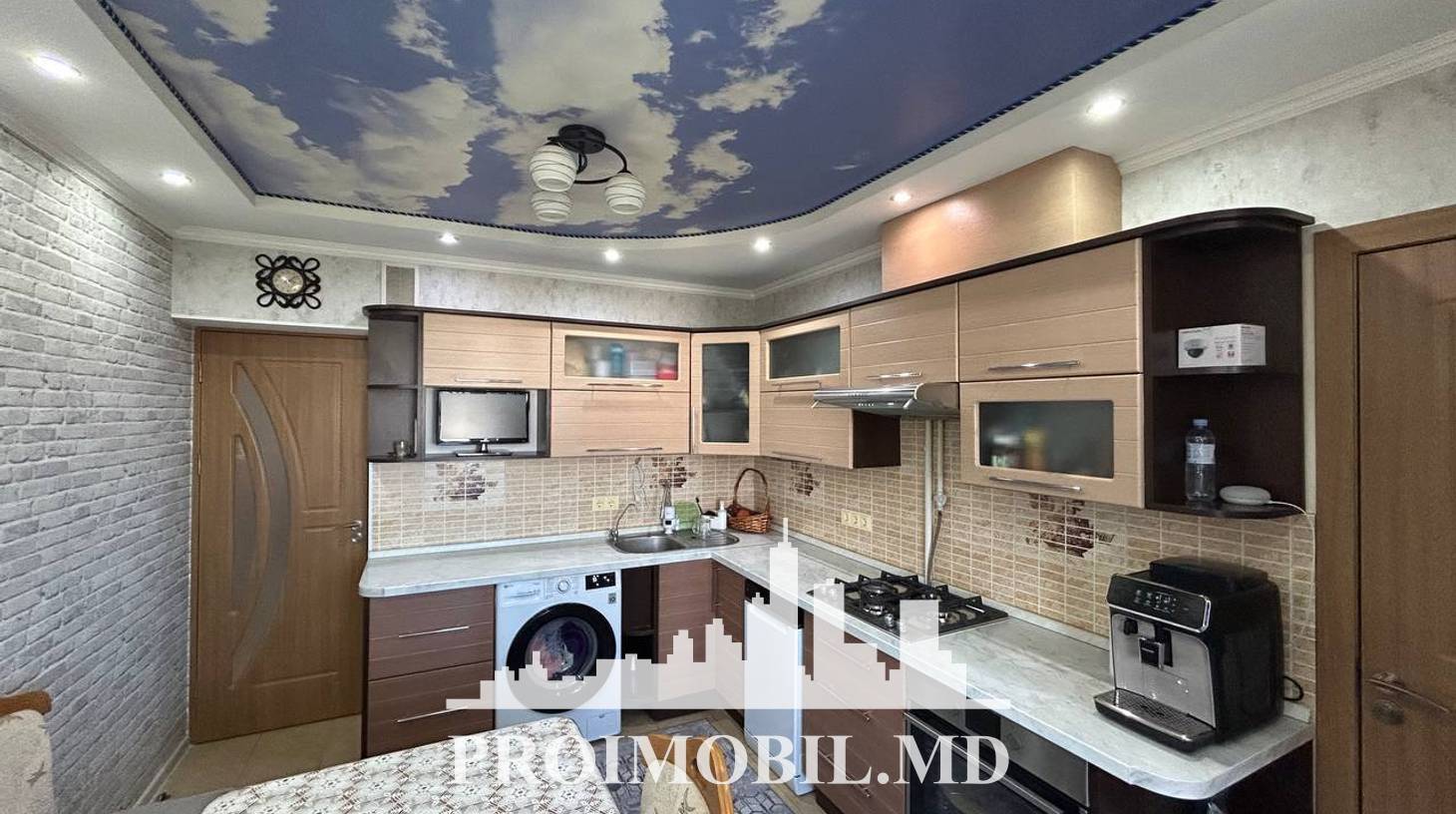 https://images.proimobil.md/hYl14xSe09lAm-BCeZL11ElSixMzSW1aBEFqi9hEF2c/watermark:0.75:so:0:30:0.39/resize:fill:1460:816:1/gravity:ce/bG9jYWw6Ly8vZXN0YXRlL2xyLzYyOTE0NWI3LTVmMGYtNGFiNy05ZmU3LThlZGMwMzIyN2EyNy5qcGVn