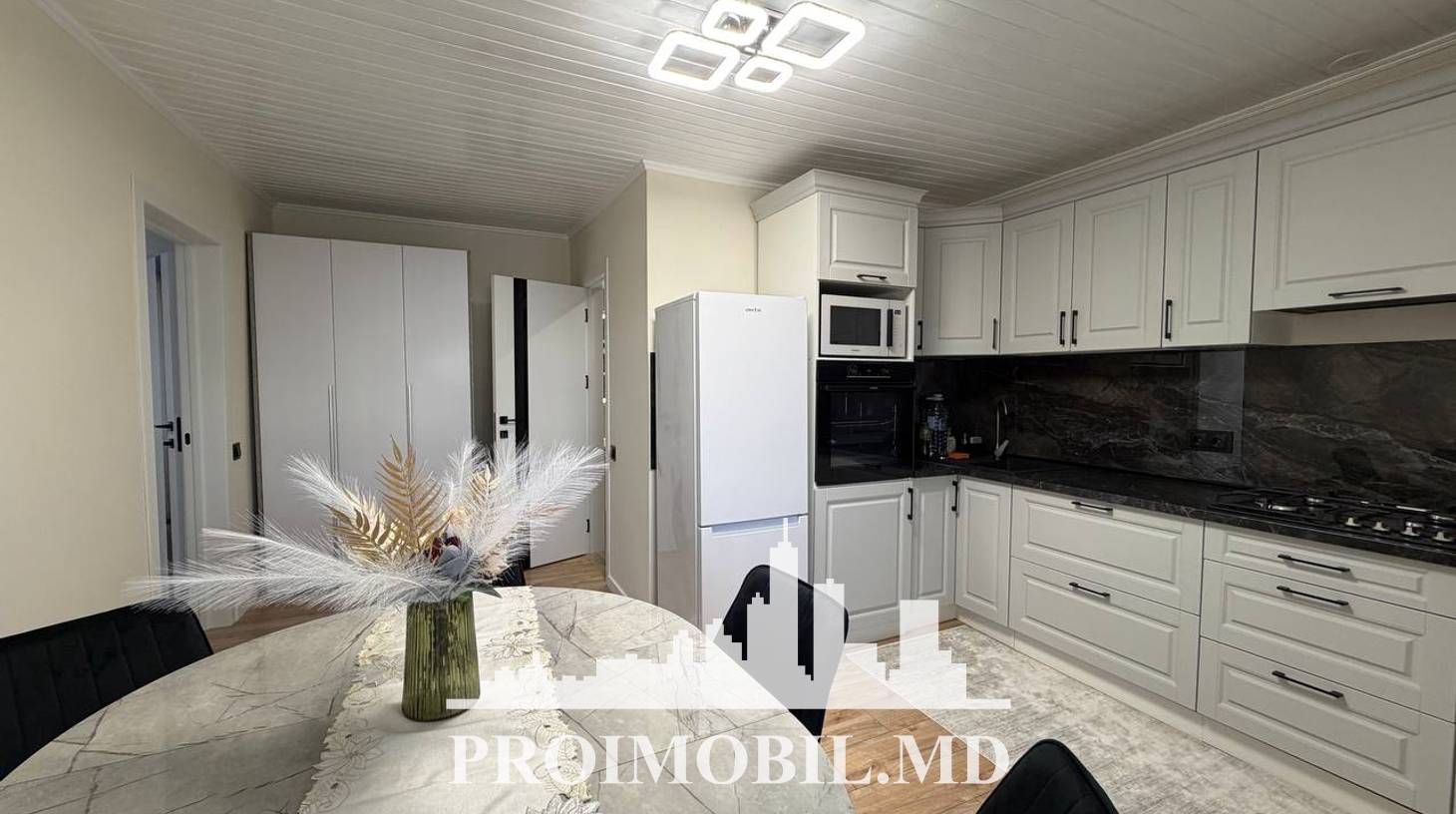 https://images.proimobil.md/hgSLiAaJ9yXIarR7myd1kOWdvXANPcP665G2N3xU4uM/watermark:0.75:so:0:30:0.39/resize:fill:1460:816:1/gravity:ce/bG9jYWw6Ly8vZXN0YXRlL2xyLzNmZGQ3MTEzLWU1NDktNDNkNy04YzBkLTA3YzUwNmQ0YzlmZi5qcGVn