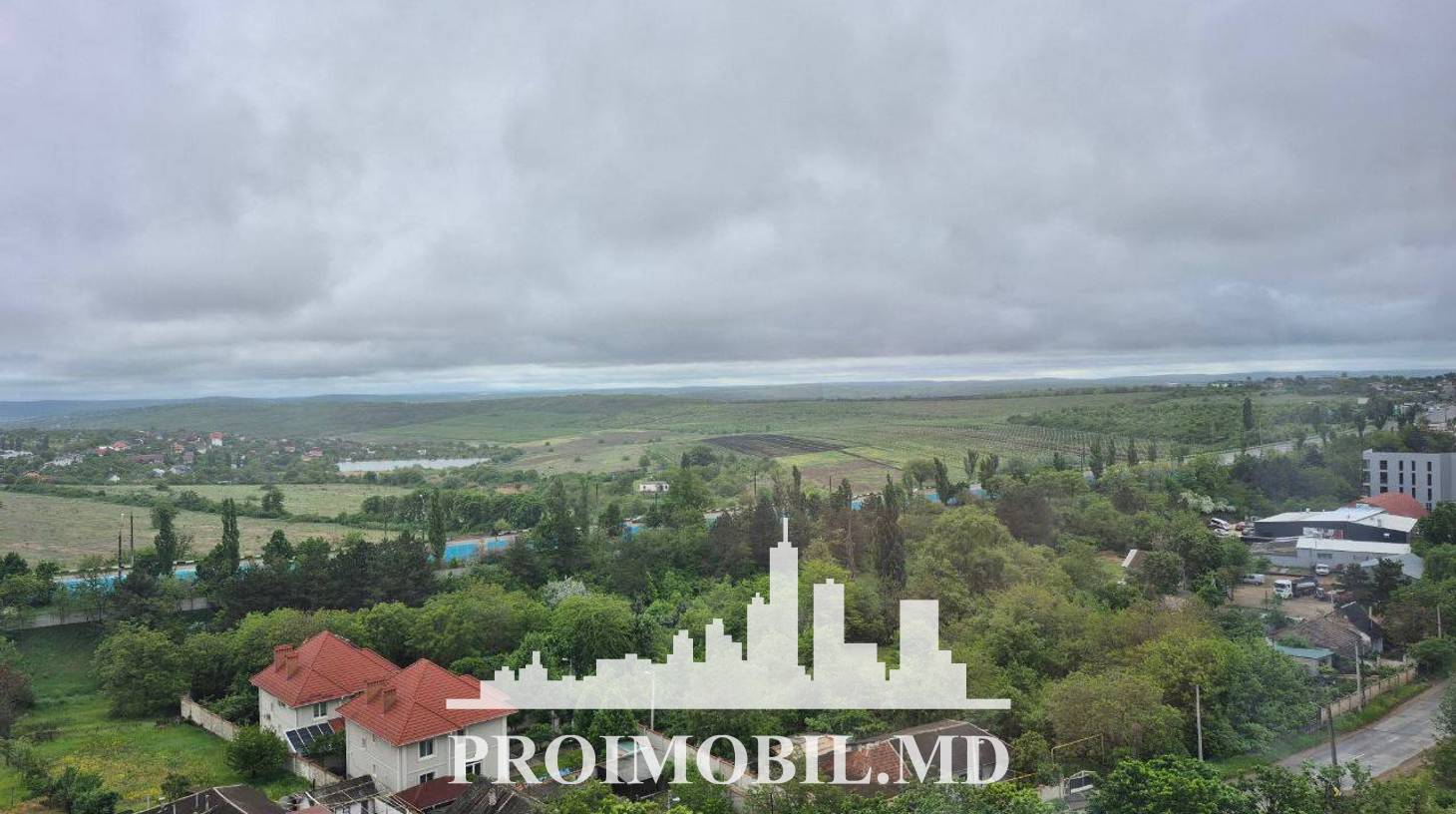 https://images.proimobil.md/hmcbruupvg6eLpfqm1a2zyl37Pf7KYEVZyVmpNfsnQc/watermark:0.75:so:0:30:0.39/resize:fill:1460:816:1/gravity:ce/bG9jYWw6Ly8vZXN0YXRlL2xyLzlhYTQ2NDMzLTdhNTMtNGQzMi1iNmU4LTRlMDEwMjc5MTNiOC5qcGVn