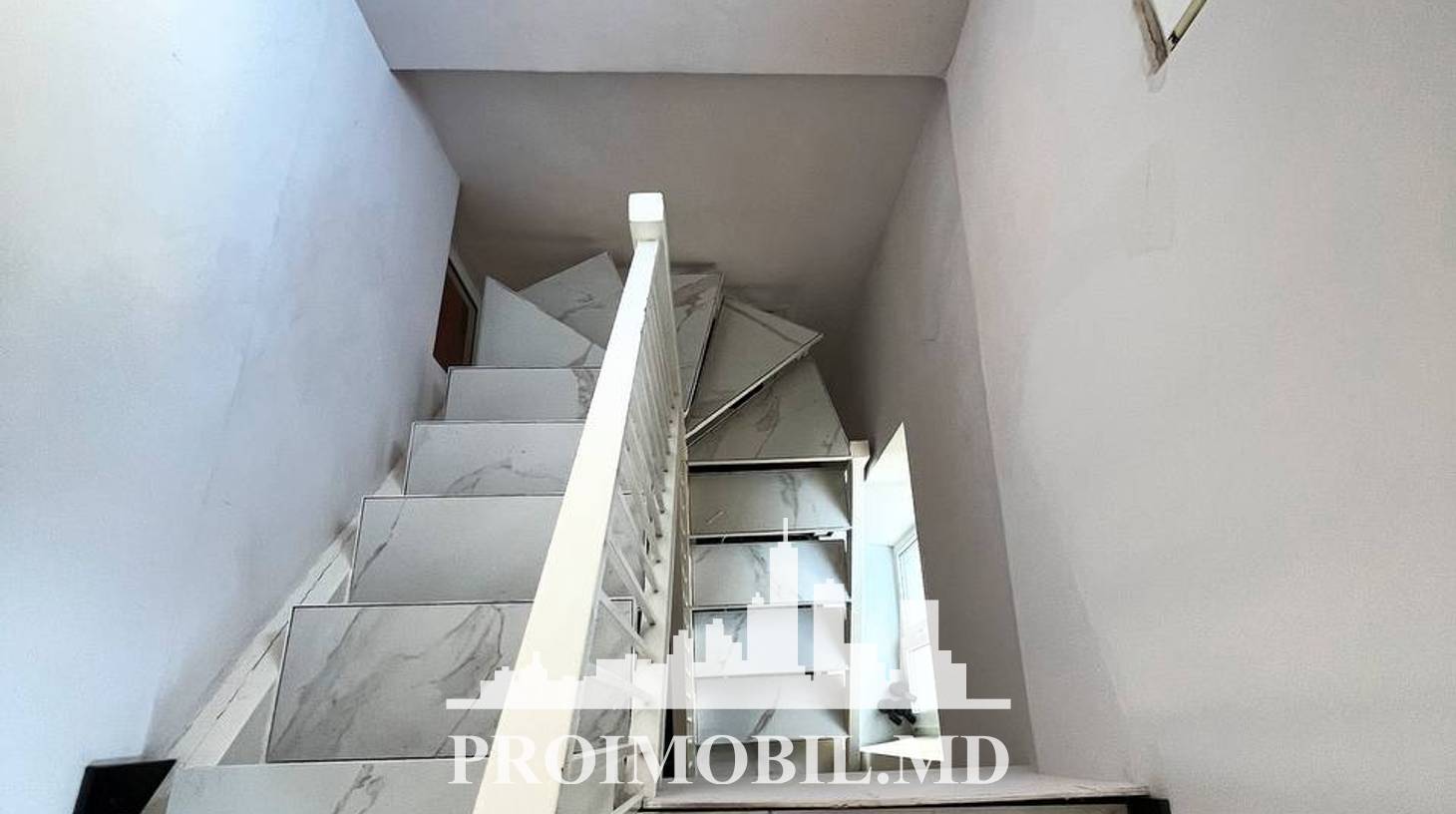 https://images.proimobil.md/iX5r77qdE31eWi58_qpOeMq300xAQJ_UA_am6GXhPM0/watermark:0.75:so:0:30:0.39/resize:fill:1460:816:1/gravity:ce/bG9jYWw6Ly8vZXN0YXRlL2xyLzM2M2M5MTQ1LWU3ODgtNGY5Ny1iZDQ2LWM2NWY2NWZjODEzNS5qcGVn