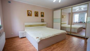 https://images.proimobil.md/iZkK3-s8sAUe2uoL3jramNedVL5r6rMZl2X_zNMgeWA/resize:fill:350:198:1/gravity:ce/bG9jYWw6Ly8vZXN0YXRlL2xyL2JjMWE3YTZlLTFlNDItNDk2OS04YzY0LWFkMWY3ZWNhMjFmYy5qcGVn