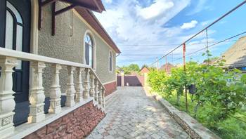 https://images.proimobil.md/i_wkU8-V7rU1lj-7Pltf-sjlFshG2scw9TEhxZ3hmg4/resize:fill:350:198:1/gravity:ce/bG9jYWw6Ly8vZXN0YXRlL2xyLzgxZjUwMmIwLTUxODUtNGIxNi1hZTdiLTZjMzkxYTJiNTViYi5qcGVn