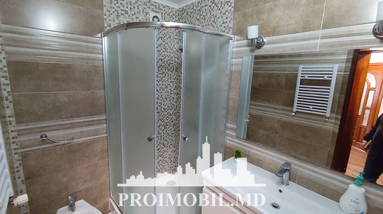 https://images.proimobil.md/if4TsJvIie4k2Sw7drfsfPOdgvIRp2L1E0NwJUz34vg/watermark:0.75:so:0:30:0.39/resize:fill:1460:816:1/gravity:ce/bG9jYWw6Ly8vZXN0YXRlL2xyL2MzNzhmYjM5LTAyNjAtNGJiOS04NGM0LTc3NDQ1OWM0ZTdhMS5qcGVn