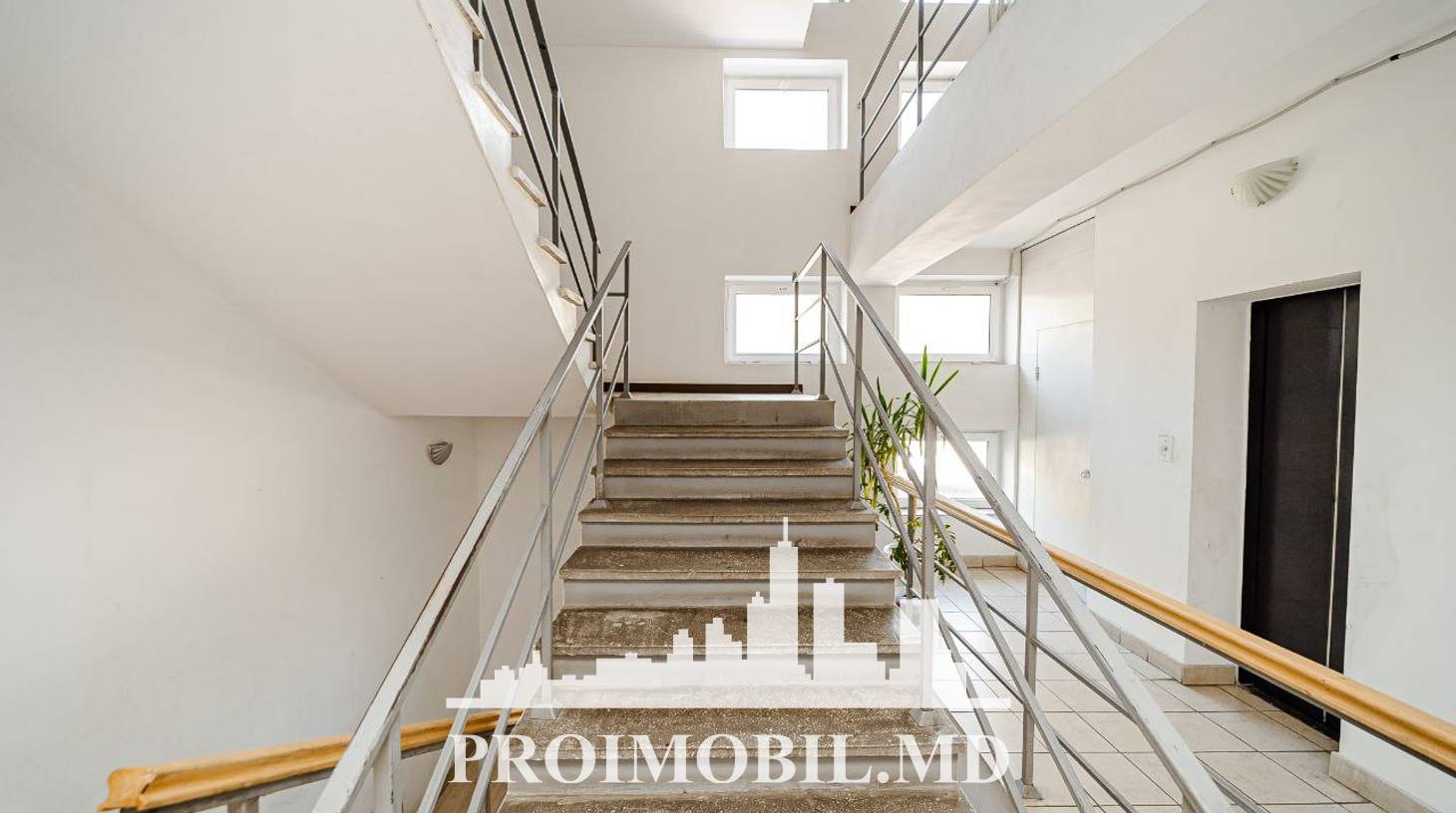 https://images.proimobil.md/isZtWyHYw-BkMlWu8UJ2hGNdE7a12L7f8-WQEhXZ1Cw/watermark:0.75:so:0:30:0.39/resize:fill:1460:816:1/gravity:ce/bG9jYWw6Ly8vZXN0YXRlL2xyLzkwYTU3NDljLWRmY2YtNGNmZS04ZjE4LTZjMTY3YWRiZDEzZS5qcGVn