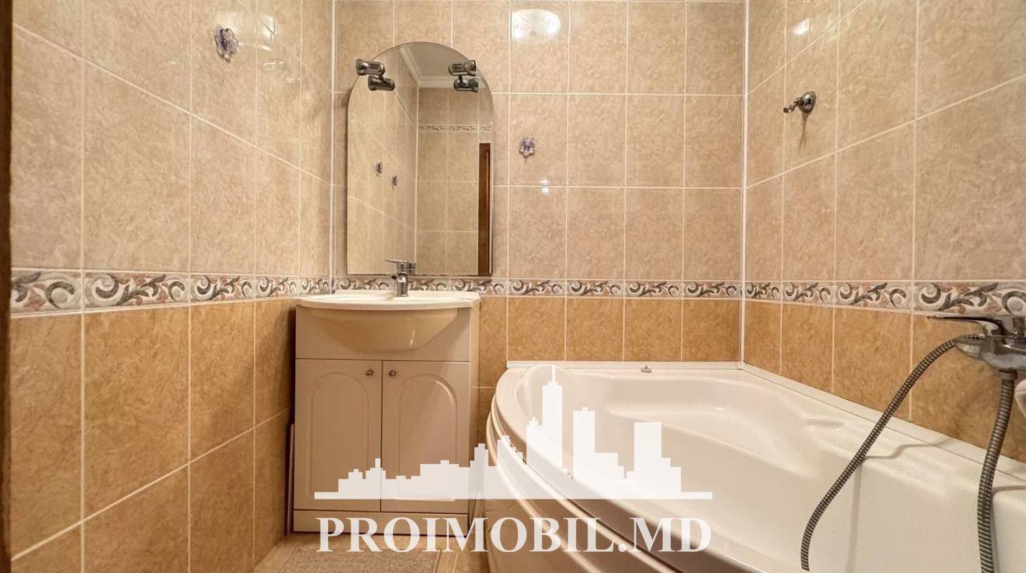 https://images.proimobil.md/j0I50hHW7Xy2u1BXjiwk7PVURp-Bk_Gu4vUOLNWyEVw/watermark:0.75:so:0:30:0.39/resize:fill:1460:816:1/gravity:ce/bG9jYWw6Ly8vZXN0YXRlL2xyLzQwNjk0YmQ4LWJmNTAtNDFhMi04MWFiLTg2MmFiODc0MDFhYy5qcGVn