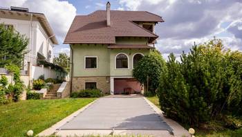 https://images.proimobil.md/j6x1L5VUNkV6LBb1JhnholLANF4O6EPQLQKWtqORdwk/resize:fill:350:198:1/gravity:ce/bG9jYWw6Ly8vZXN0YXRlL2xyLzk3NGIxYTc0LTA3YTMtNGFmYS05YzNhLWY4NzE2Y2I4NGE3NC5qcGVn