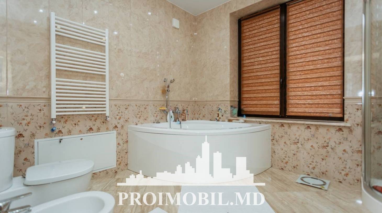https://images.proimobil.md/jcJh9JZo6U6tQUXvgf5DQcasDcUrZhHjUQaoYiQ8zxU/watermark:0.75:so:0:30:0.39/resize:fill:1460:816:1/gravity:ce/bG9jYWw6Ly8vZXN0YXRlL2xyL2IxNjdhODYwLTg5MzktNGU0OC04ZWZkLTRkZTk3ZGVjYWRkYi5qcGVn