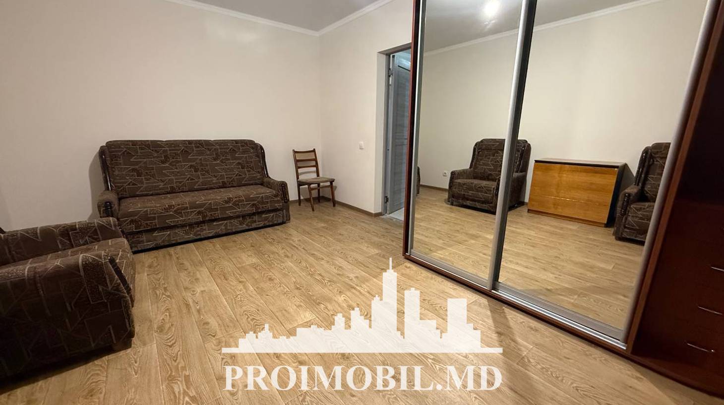 https://images.proimobil.md/jrYIeIXY71eyttuHt_s41l1bylmgOyJXQyXX_RTQn4o/watermark:0.75:so:0:30:0.39/resize:fill:1460:816:1/gravity:ce/bG9jYWw6Ly8vZXN0YXRlL2xyLzcyMzVkYzY3LTM3MWQtNDVhNi1iOWNhLTU5YzU5ZTUwNThhOS5qcGVn