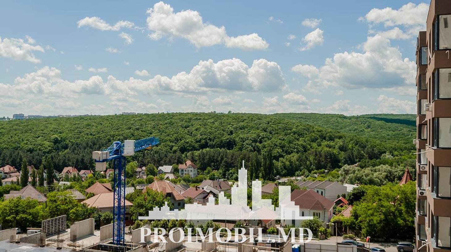 https://images.proimobil.md/k05bRrecaIRAXj6oIeCqHoDbU14vbeUuQ7Zn1hiBIcg/watermark:0.75:so:0:30:0.39/resize:fill:1460:816:1/gravity:ce/bG9jYWw6Ly8vZXN0YXRlL2xyLzBmNmMwNzRiLTVlMzItNDQ5Zi04OTMyLWUwNjI0YTg3MWI4ZC5qcGVn