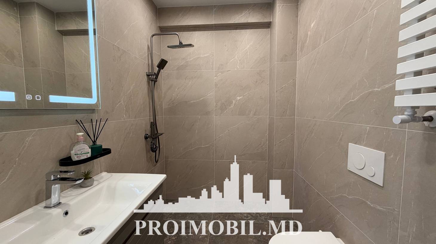 https://images.proimobil.md/k4icJXhySpQdsy0AcvE89tmIeSYkogOvBgufWQNq2kg/watermark:0.75:so:0:30:0.39/resize:fill:1460:816:1/gravity:ce/bG9jYWw6Ly8vZXN0YXRlL2xyL2ZkYzVkNDkwLTE3MDYtNDdkMC04MjA2LTBhM2U4YmUxZGVlNi5qcGVn
