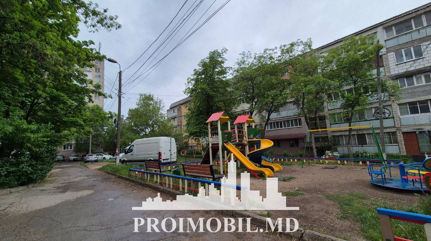 https://images.proimobil.md/k4qMhQjIpEpLWa51LhKQIkuA9nRxtIJwRpdfFMWI8D8/watermark:0.75:so:0:30:0.39/resize:fill:1460:816:1/gravity:ce/bG9jYWw6Ly8vZXN0YXRlL2xyL2ZjZmRhMmYzLWE4MTctNDI4MS04MjlmLTI1Nzg5OGRkNGE1OS5qcGVn