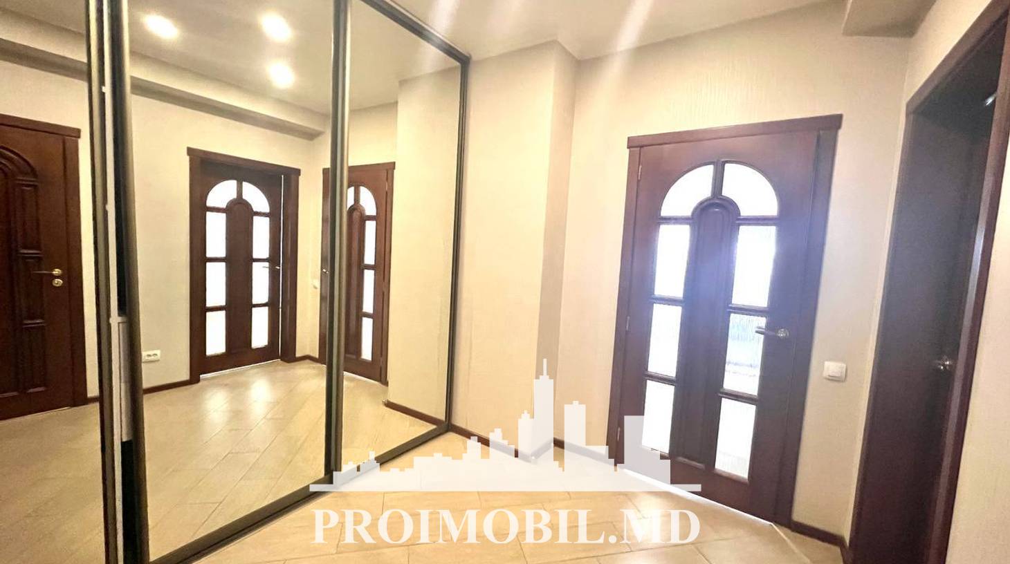 https://images.proimobil.md/kGJzOd5irXHDBdojg2tzIQZq94dFbQPctI-qhloPYwA/watermark:0.75:so:0:30:0.39/resize:fill:1460:816:1/gravity:ce/bG9jYWw6Ly8vZXN0YXRlL2xyL2NiNWRkOGQzLTFkNzctNDNlMC1iMzhmLTk1NzgxODM4MjRmOC5qcGVn