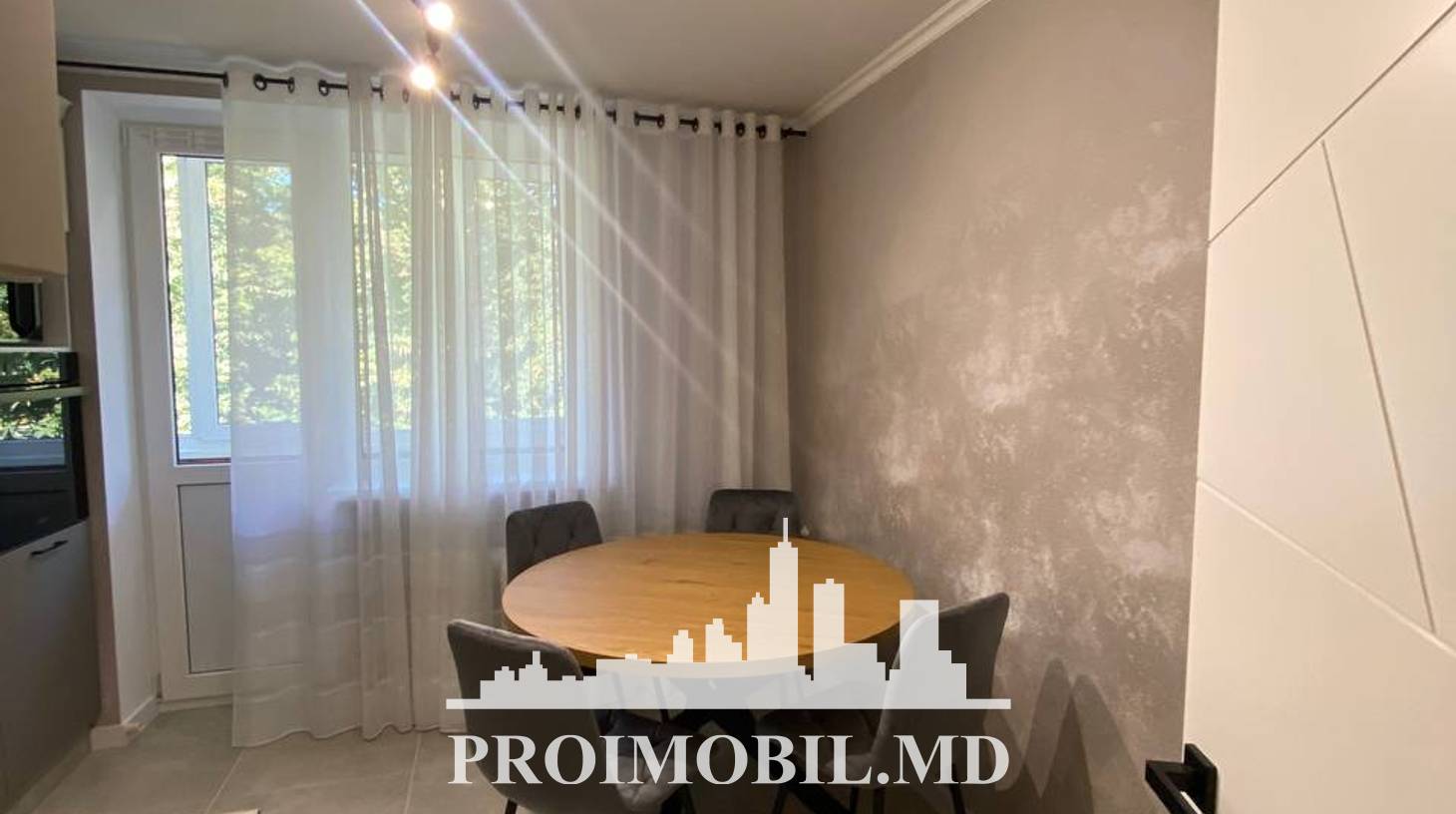 https://images.proimobil.md/kLesoLV0fVCyH1aUcMlNULCmnDVJMZAlFIZT2RkwEs0/watermark:0.75:so:0:30:0.39/resize:fill:1460:816:1/gravity:ce/bG9jYWw6Ly8vZXN0YXRlL2xyL2QyZGRhY2RlLTEwYjUtNDNiZS1iOTE0LWNjM2RhOWE5NTlkZS5qcGVn