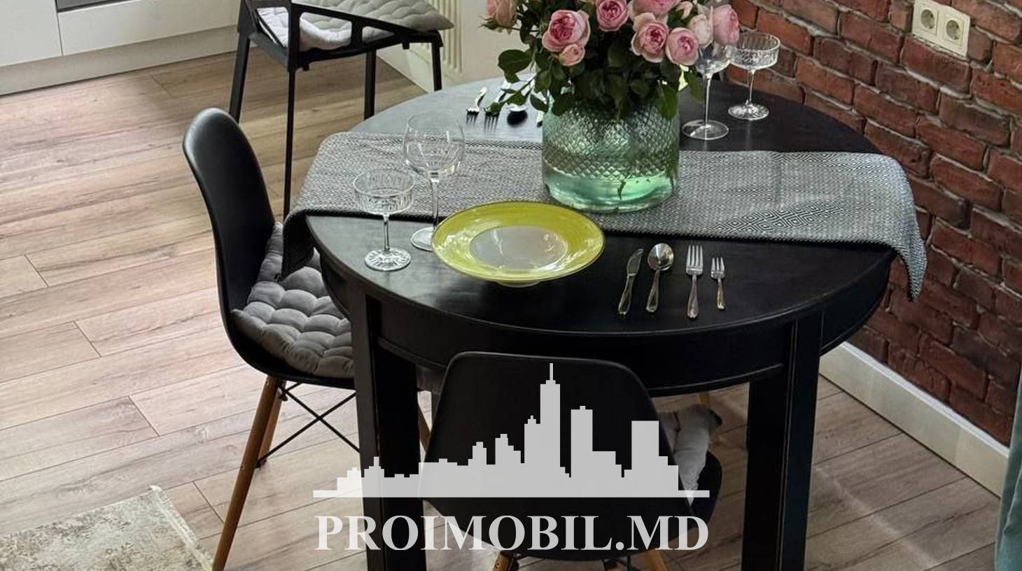 https://images.proimobil.md/kVTFq77uKtmd-y1wzWZKxPX5ZCeOGBhcNjjcXlM9kiA/watermark:0.75:so:0:30:0.39/resize:fill:1460:816:1/gravity:ce/bG9jYWw6Ly8vZXN0YXRlL2xyL2ZmMzIwM2FiLWJlMWQtNDBlMC05NDE3LWZjNjgyNzEwNDE3ZS5qcGVn