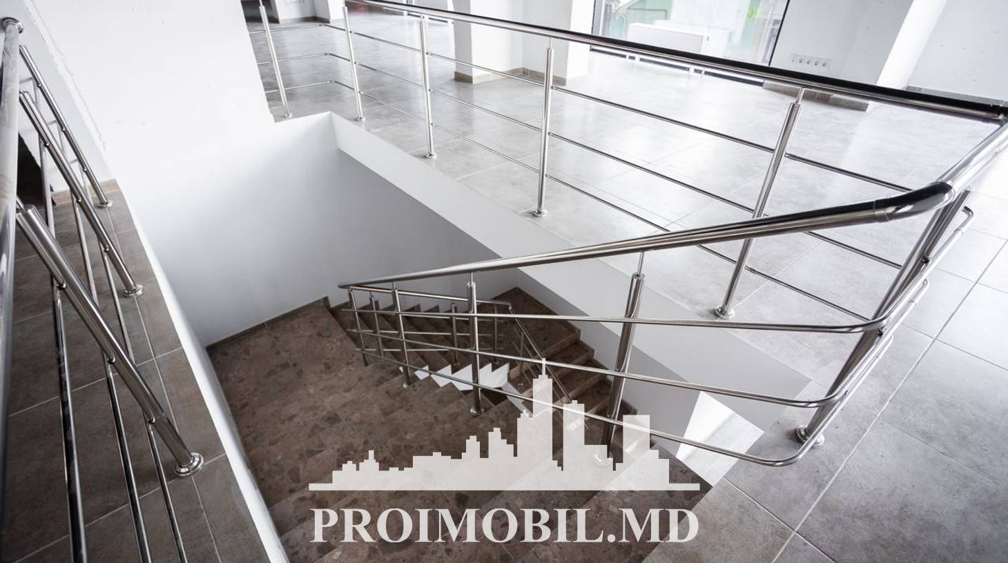 https://images.proimobil.md/kZrYZXdfoM8Rc8RGsEhiIWyqVaS6J6BoaclyS43R_cY/watermark:0.75:so:0:30:0.39/resize:fill:1460:816:1/gravity:ce/bG9jYWw6Ly8vZXN0YXRlL2xyLzlhMzk5MzNjLWJjZDctNGFjZC04YzYyLTI3NzJiNDA5YjQzMy5qcGVn