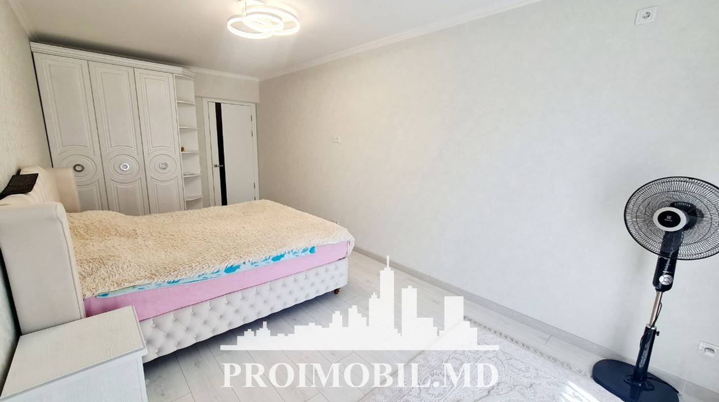 https://images.proimobil.md/kakwruxJJ7-YX5uW9mzAtyt4tmtGo7SDU_piEVM9LwQ/watermark:0.75:so:0:30:0.39/resize:fill:1460:816:1/gravity:ce/bG9jYWw6Ly8vZXN0YXRlL2xyLzVhYWZmMTkzLTMxMTQtNGJjMS1iMjYxLTYyZWEyMDg1MzFmYi5qcGVn