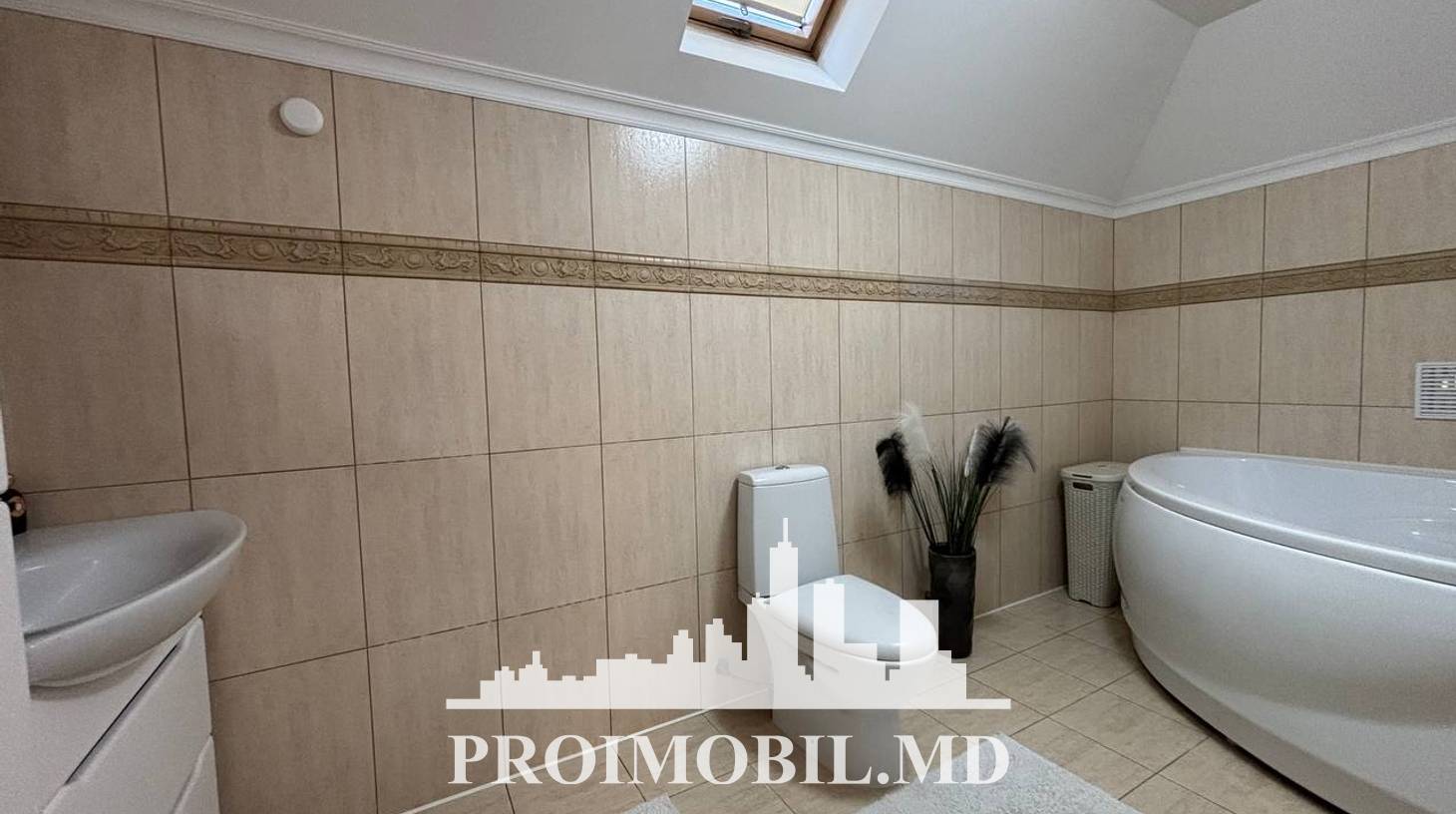 https://images.proimobil.md/kgO-5WUNRrZaKc10LiGirIFfotCcO3d6RQjyRXRcMrQ/watermark:0.75:so:0:30:0.39/resize:fill:1460:816:1/gravity:ce/bG9jYWw6Ly8vZXN0YXRlL2xyL2ViZDg0YzEzLTIwNWMtNDM3MS1iMWU5LTI1OWVjNjBiMWMyMS5qcGVn