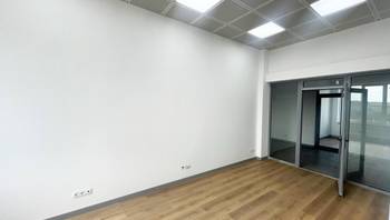 https://images.proimobil.md/khop2IWCzAlQB7giA0vf5digLl6VD5CF7sbO2gO6cW4/resize:fill:350:198:1/gravity:ce/bG9jYWw6Ly8vZXN0YXRlL2xyL2YwYjVhYzdmLTE2ZjUtNDU3Ny05OGI5LTgyYTljMTE3ZGJhZi5qcGVn