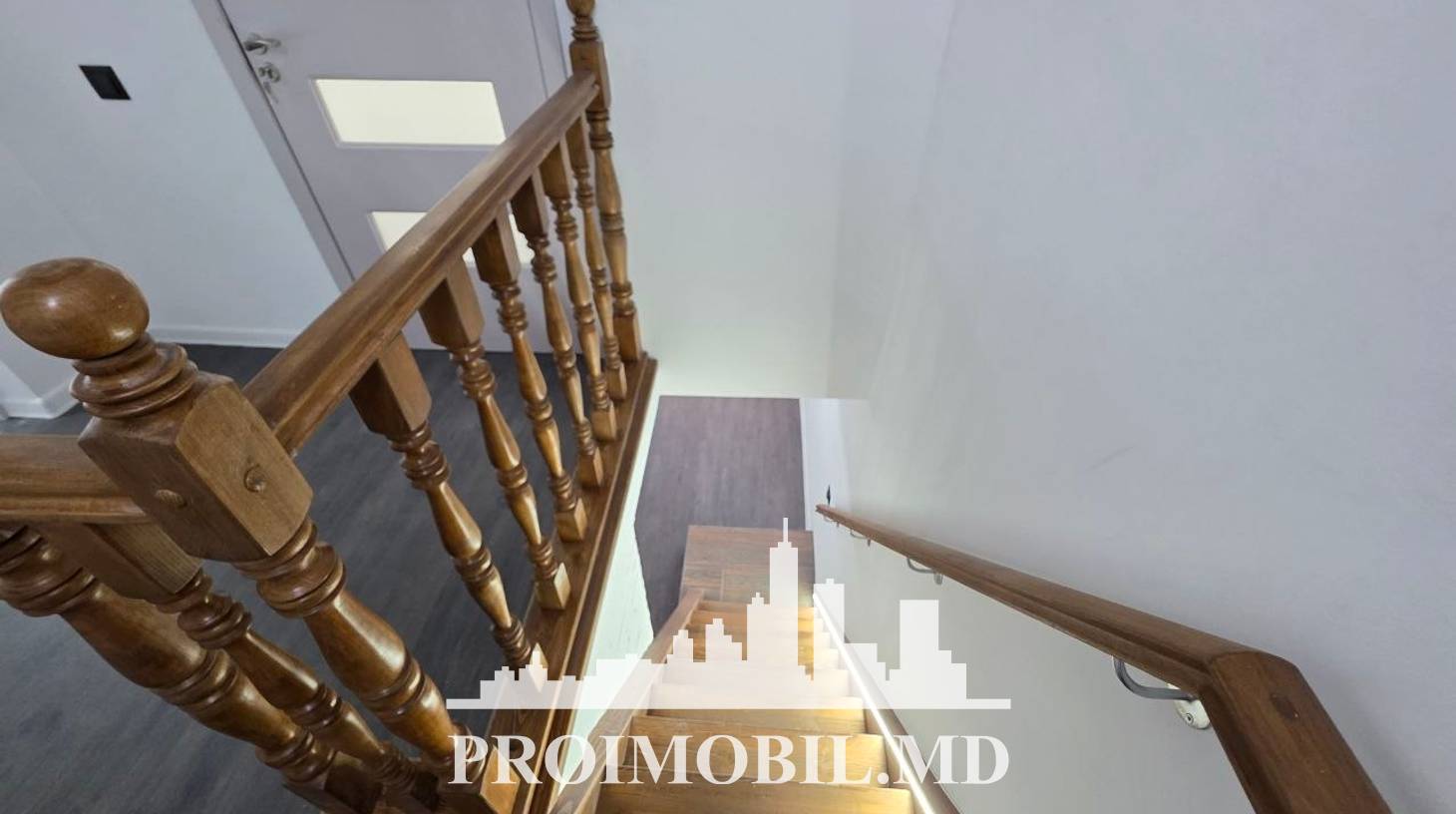 https://images.proimobil.md/l4lVT75Bcc-Zq2LvUsKxc8x--PD1s2cS8sebi4dJv7E/watermark:0.75:so:0:30:0.39/resize:fill:1460:816:1/gravity:ce/bG9jYWw6Ly8vZXN0YXRlL2xyLzFkMzQ0MTg5LTAzZDUtNGQ2Zi05ZDI0LTYwYmI0MDQ4MDc4Zi5qcGVn