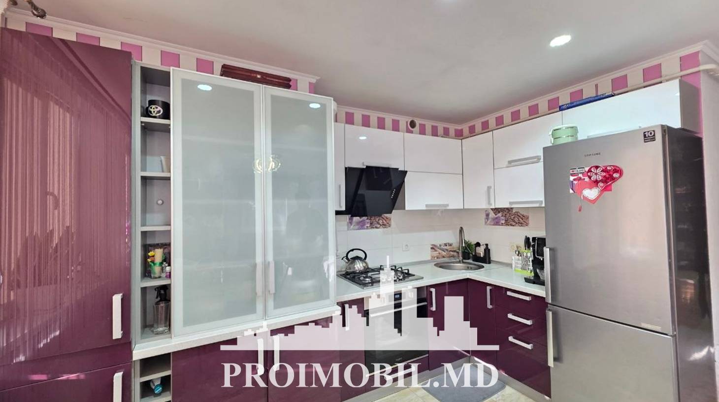 https://images.proimobil.md/l4rE7w9l7YcjQ42bLBmFcSYXa3UfU6mkGcls6xgOajM/watermark:0.75:so:0:30:0.39/resize:fill:1460:816:1/gravity:ce/bG9jYWw6Ly8vZXN0YXRlL2xyLzYyNmJkYjUxLTQzN2UtNDUwYS05M2M4LWJkY2MxOTAwZjAwYy5qcGVn