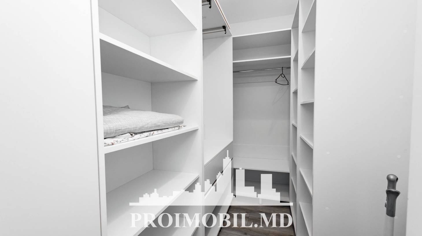 https://images.proimobil.md/l90lNacpLPTPDvGcbrIOH9O6E9A5ghMXXARJtzvt8iQ/watermark:0.75:so:0:30:0.39/resize:fill:1460:816:1/gravity:ce/bG9jYWw6Ly8vZXN0YXRlL2xyLzgzYWZiNzU4LTIxMTEtNGRkMi1hMTI3LTc5ZGQzN2NmYmIyOC5qcGVn