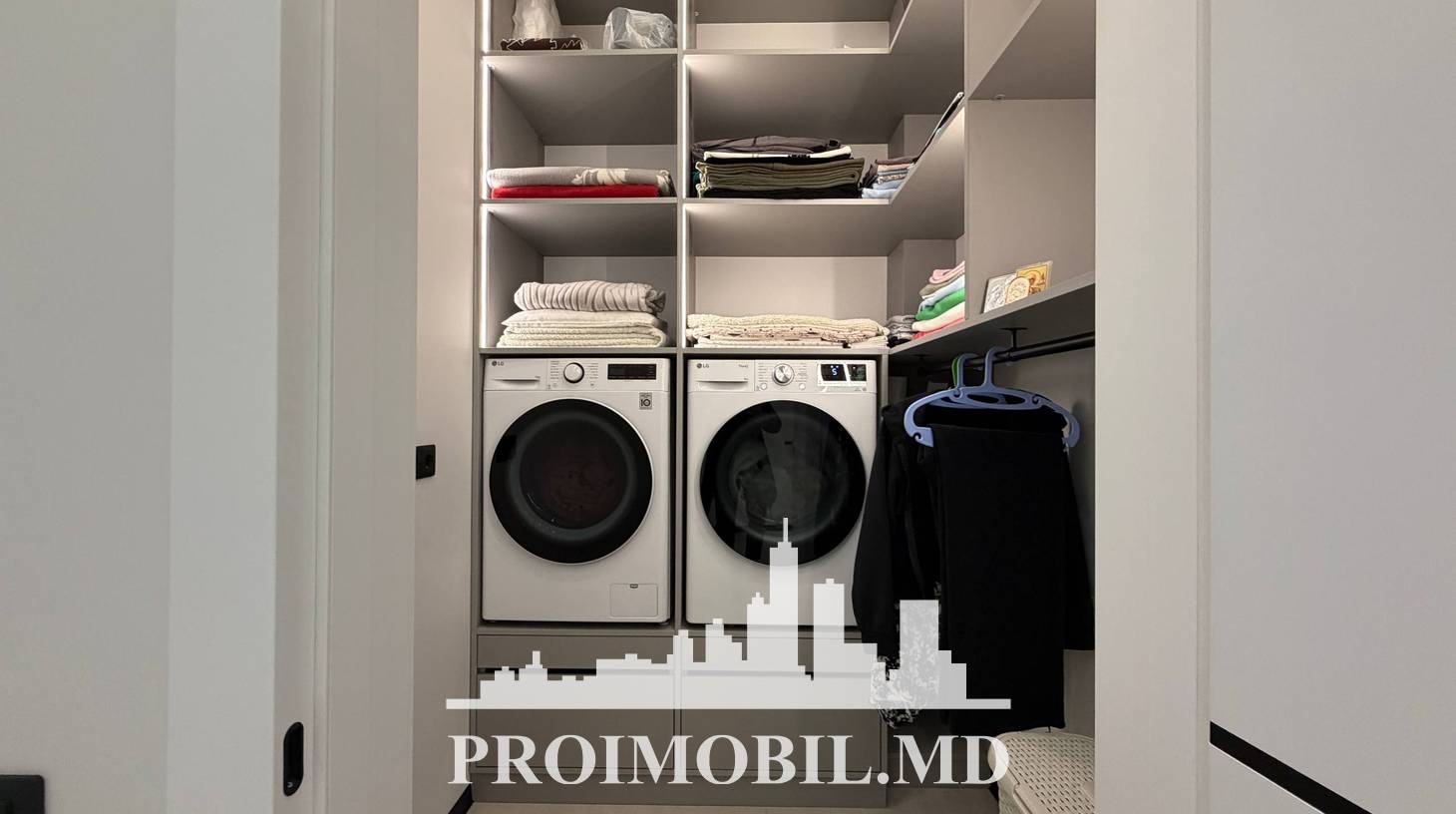 https://images.proimobil.md/lNzC2dllAc8NbmxrzslO-DHWtKQZiu3gVTAmY7aLjBU/watermark:0.75:so:0:30:0.39/resize:fill:1460:816:1/gravity:ce/bG9jYWw6Ly8vZXN0YXRlL2xyLzg0NzBiMDdhLWI4Y2ItNDAxNC05ZTE0LTUxMTQ3ZGE0YmRiMS5qcGVn