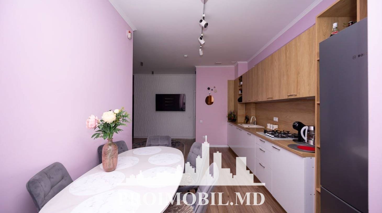https://images.proimobil.md/m6iJQSlpzl3-HhdpdpmztfrRh76IQxzVdJoW4NF6NWQ/watermark:0.75:so:0:30:0.39/resize:fill:1460:816:1/gravity:ce/bG9jYWw6Ly8vZXN0YXRlL2xyL2E0OTRiOGJjLTkzYWYtNDA3Yi1hMDE4LTYyMjI4ZTRmM2U0NC5qcGVn