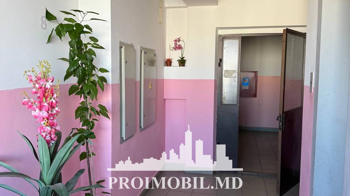 https://images.proimobil.md/mJLw1dUxRbmfXeNDaI6UxOsjHrOrZFV6-69ZIyq2E3A/watermark:0.75:so:0:30:0.39/resize:fill:1460:816:1/gravity:ce/bG9jYWw6Ly8vZXN0YXRlL2xyLzUyYTg4MDBmLWRhMWUtNDM2Yy1iZDM4LTRiMWYwODVkMWY4Ny5qcGVn